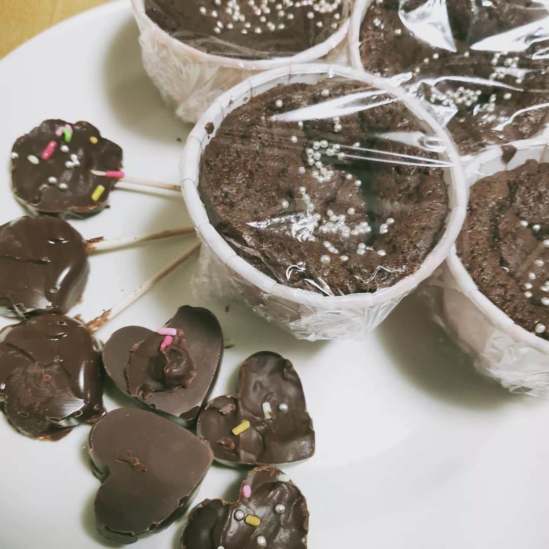 Ritsukoのインスタグラム：「娘ちゃんとチョコ作り。 ほとんど娘がやりました。 美味しくできました🎀💗  #バレンタイン #バレンタインチョコ #バレンタイン手作り」