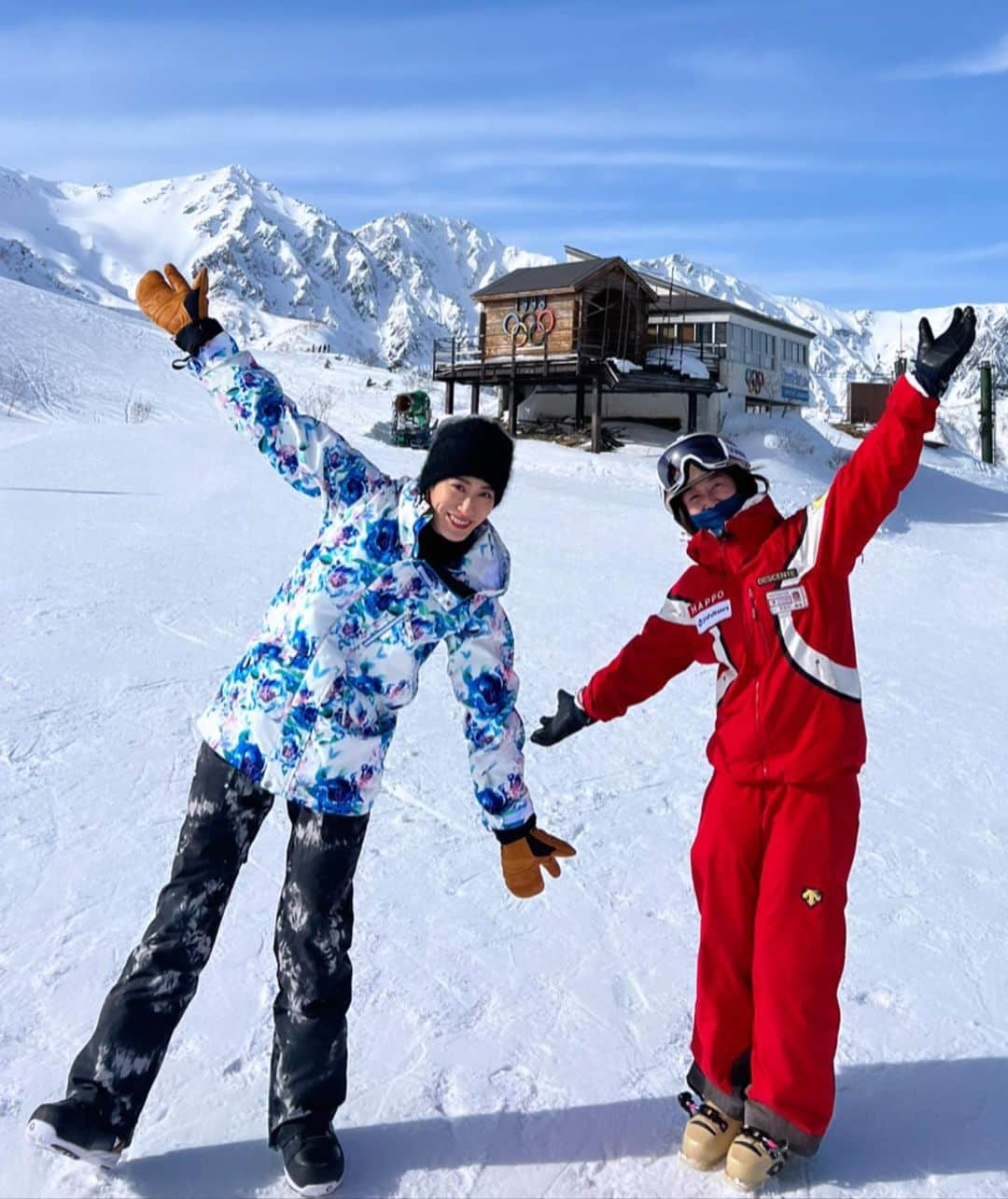 村山和実のインスタグラム：「📍白馬八方尾根🎿🏂  人生4回目、5年ぶりくらいのスノボ🤍 優しいけど体育会系なインストラクターさんについて頂き、  今まで友達に教えてもらったり、見様見真似でしかやってきてなくて インストラクターさんに見て頂いたら、怖くて上手くいかなかったターンが怖くなくできるようになったり、あまり転ぶ事なく滑る事ができました✨ インストラクターさん、凄い❤️‍🔥  何事もちゃんとプロから教わるのって大切ですね🔥✨  　　 万年初心者から早く脱出したいです笑　 今年はあと1回はいけるかな？  #スノボ #長野県#白馬 #白馬八方尾根スキー場  #最高のお天気#暑くて汗だく  #ガチ修行 リフト降りたら立ったまま即足装着して即滑る方式。まったく座らないおかげでお尻は冷たくなりませんでした笑 ノンストップなもんで #写真も1枚しかない　😂」