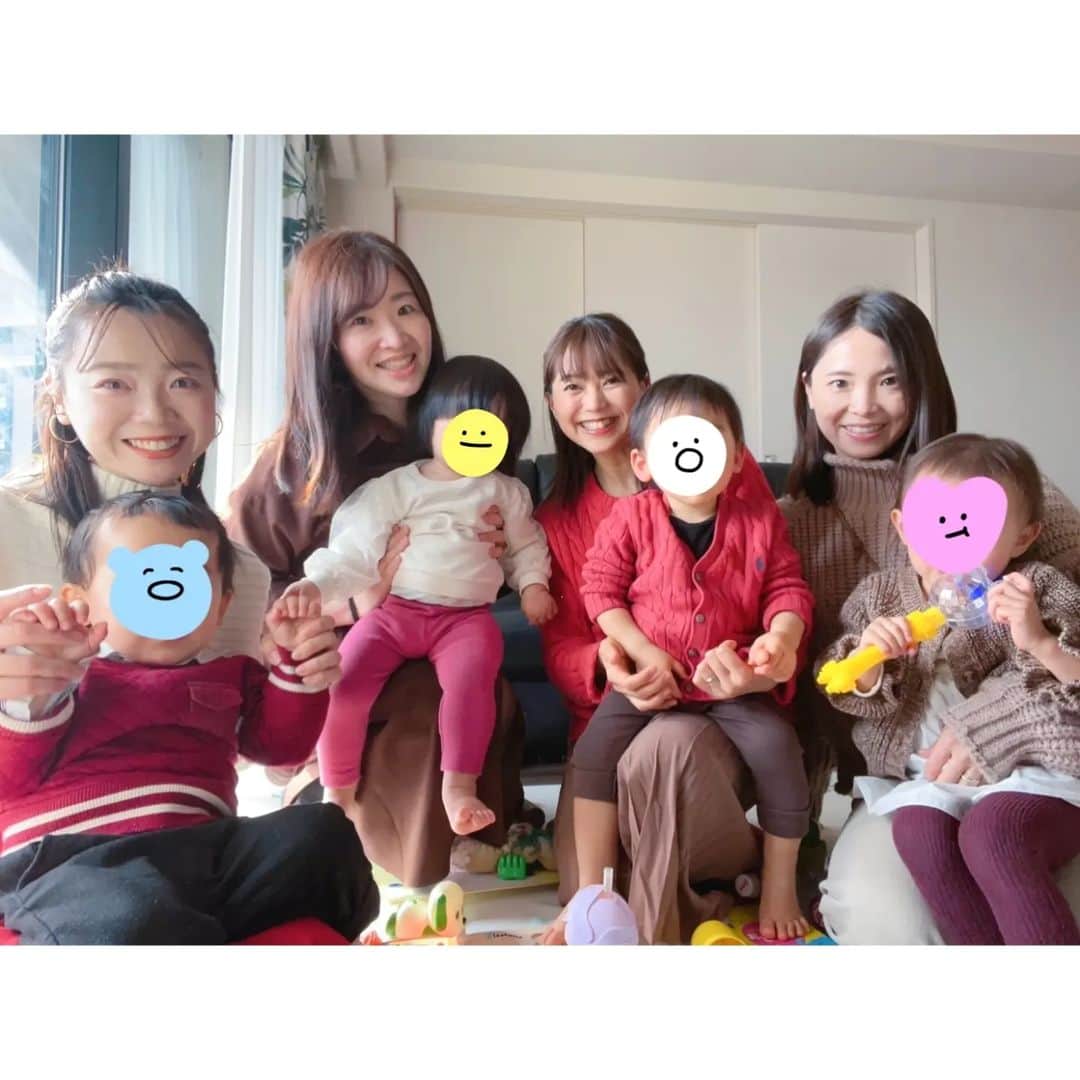 矢田部ゆかのインスタグラム：「仲良しのお友達が我が家に集合して子連れバレンタイン会💝 赤or茶色のお洋服でバレンタインコーデ🍫👠 みんな住んでるエリアはバラバラなんだけど定期的に集まっておしゃべりして…心強いママ友😘」
