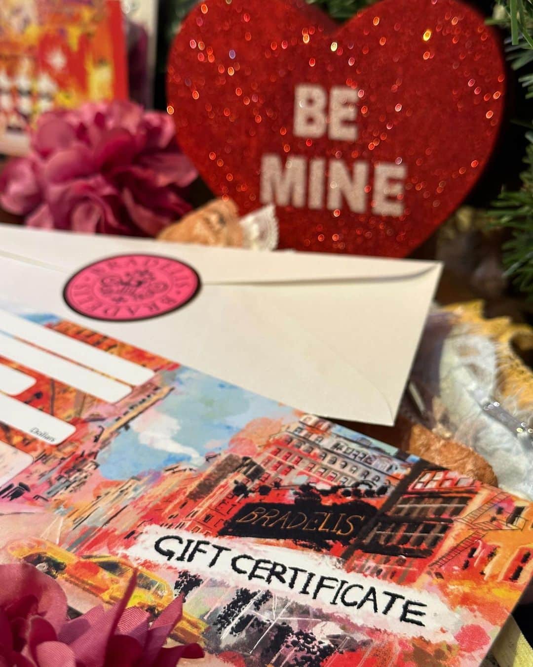 ブラデリスさんのインスタグラム写真 - (ブラデリスInstagram)「Happy Valentine’s! Visit our New York Store at 66 Madison Avenue to gift yourself or your valentine a special “Bradelis Gift Card” - probably the perfect 🎁   #bradelis #happyvalentinesday #happyvalentine #happyvalentines #valentines #valentinesdaygift #giftguide #giftcards #madisonavenue #newyork #newyorkcity #newyorkstore #mustvisitinnyc #nyc #nomad #madison」2月14日 22時51分 - bradelisny