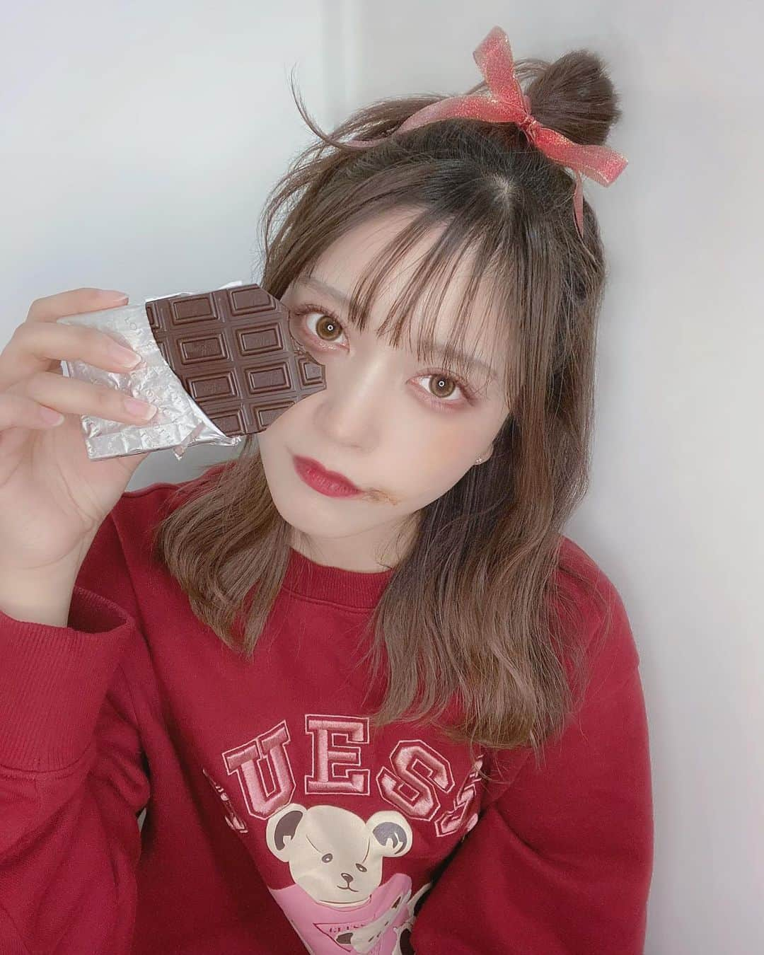 江﨑葵さんのインスタグラム写真 - (江﨑葵Instagram)「. . . 🍫Happy Valentine's Day🍫 . . . いいねとコメントの差し入れ待ってます🍫笑 . . #valentine #happyvalentinesday #バレンタイン #jpn #photo #ootd #instagood #f4f #l4l #followme #일본인 #얼짱 #소통해요 #팔로우 #虹色の飛行少女 #アイドル #youtuber #リボンヘアアレンジ #チョコレート #chocolate #guess」2月14日 23時08分 - aoi1826