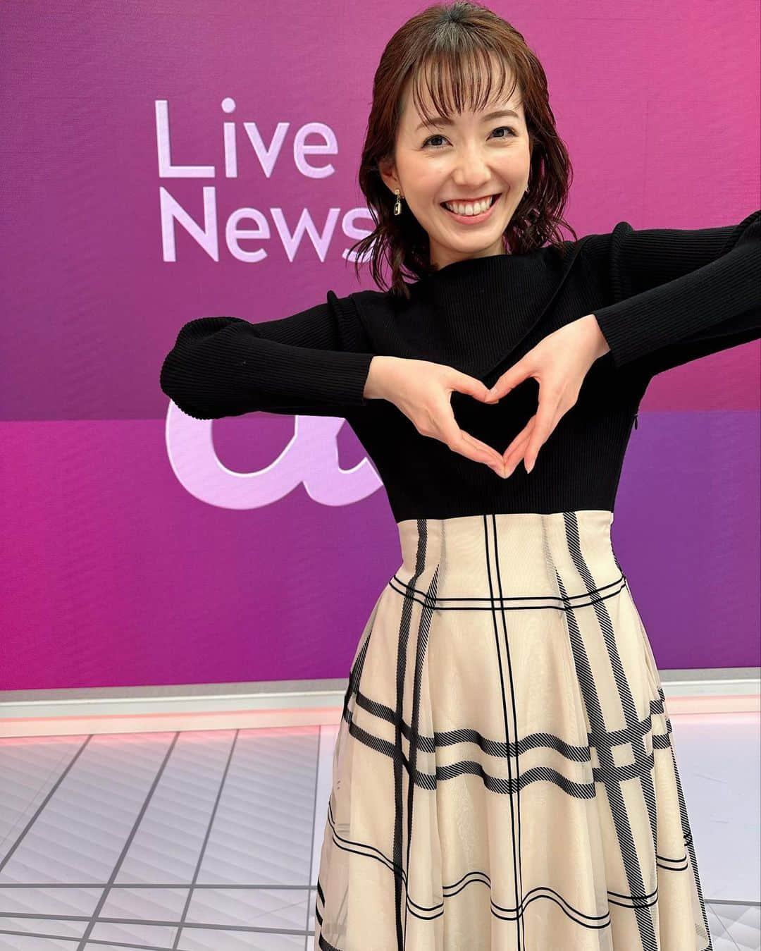 内田嶺衣奈のインスタグラム：「ハッピーバレンタイン🥰💕 いつもありがとうございます😊  いまみーに、ただの三角ですよ！と突っ込まれた2枚目😘笑。 思った以上に△でした🤪笑。  愛の形はそれぞれですね☺️  私はバレンタインに便乗して、 ちゃっかり自分用の生チョコを購入しました🤭🧡笑  皆さんはどんな1日でしたか？ 今夜も是非お付き合いください🌙  #LiveNewsα #Happy Valentine #🍫」