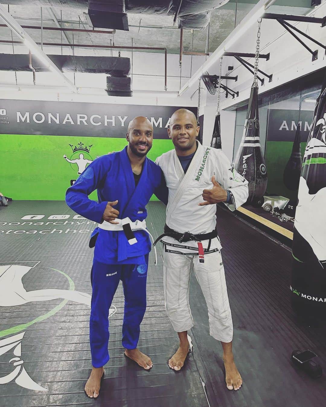 ファビアン・デルフのインスタグラム：「Mentally and physically challenging wow, 3rd time eating humble pie 😂. Once again thank you for your time brother @diegovargasbjj, shout out to the guys and girls @monarchymma for making me feel welcome ❤️💙 OSS.  Everyday is a school day. #tunnelvison」