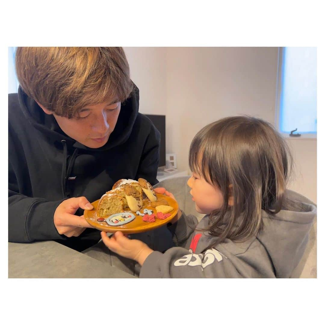 松尾薫さんのインスタグラム写真 - (松尾薫Instagram)「#happyvalentinesday 💝  今年も糖質オフバナナケーキに チョコペンでフリ丸さん💙  そしてパパの似顔絵クッキーを 娘と作りました🤍 一緒にお菓子作りができるようになって嬉しい🥹  🍪焼いたら膨らむの忘れてて 少しおでこが広くなっちゃいました🙏🏻笑」2月14日 23時23分 - kaoru_matsuo78