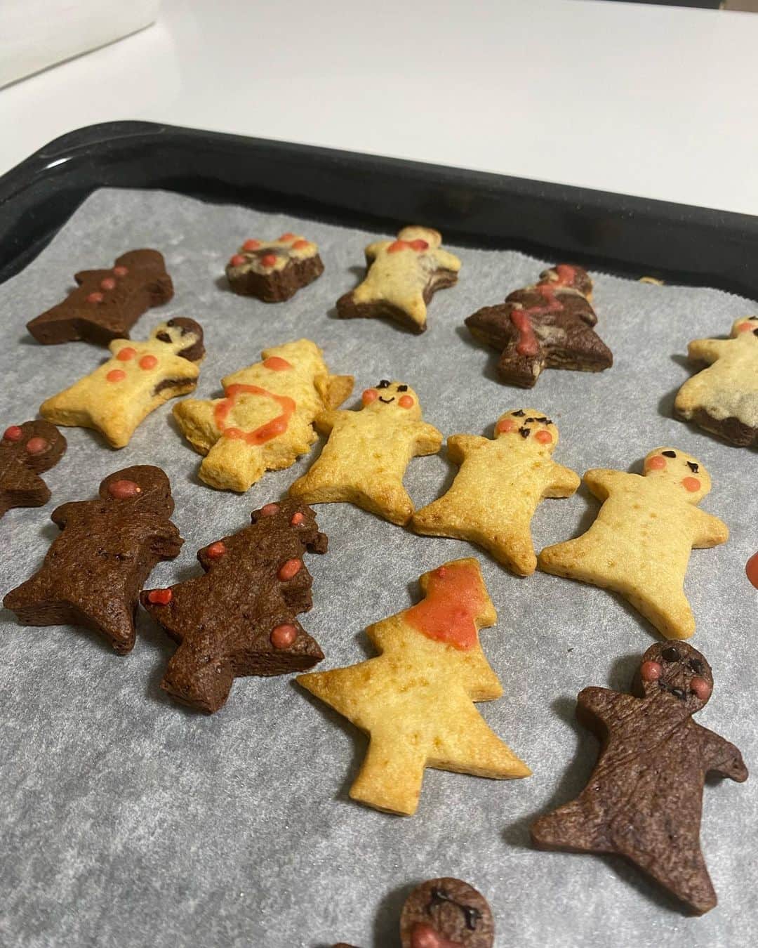 のインスタグラム：「妻さんと娘ちゃんが、2人でクッキーを焼いてくれました。 ありがとう！！  お返しを何にすれば等価以上たりうるのか、ちょっと計り知れません。  めちゃくちゃ美味しかった。  #バレンタインデー #ほんとは日曜日に作ってくれた #3歳女の子  #妻さんいつもありがとう」