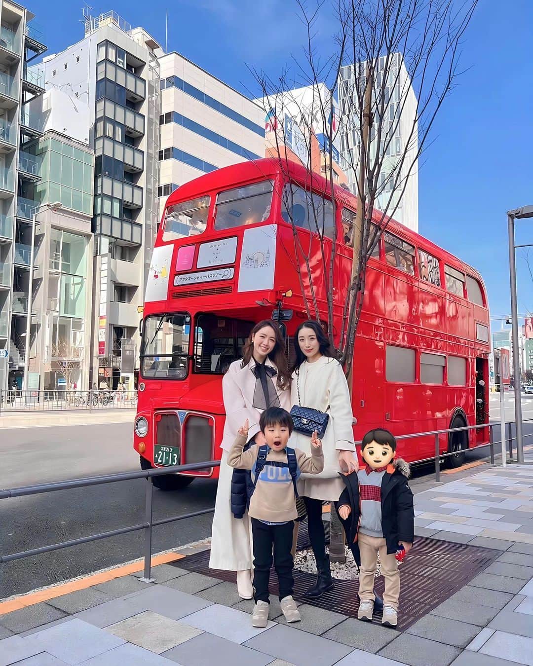 林希乃花さんのインスタグラム写真 - (林希乃花Instagram)「Happy Valentine💝🍫 　  先日、アフタヌーンティーをロンドンバスの中で体験できる新感覚のバスツアー【 @afternoon_tea_bus_tour 】 に親子で参加してきました🚌💗  乗り物loveな息子なので、このバスを見つけた瞬間走って駆け寄り大興奮！！  息子にとってはバルジーのようなバス（トーマスのキャラクター笑）、しかも二階建ての二階部分（←ここ重要😂）に乗って美味しいスイーツまで食べられるなんて嬉しいポイントしかなかったであろう😁  ATメニューも、美味しくてボリュームも丁度良かった🫖 そしてどこを切り取っても可愛くて映えな写真が撮れちゃいます🤳  表参道から出発し渋谷や東京ミッドタウン、けやき坂など東京のお洒落な街を1時間半かけて周りツアー終了🚌  女子会やデートにはもちろん、子連れにもとってもおすすめです🫶🏻 　 　 　 #アフタヌーンティー #バスツアー #アフタヌーンティーバスツアー #ロンドンバス #東京観光 #東京カフェ #映えスポット #映えスイーツ #子連れ旅行 #子連れお出かけ #東京子連れスポット #男の子ママ #幼稚園ママ #年少さん #4歳児ママ #息子とデート」2月14日 23時45分 - nonokagram