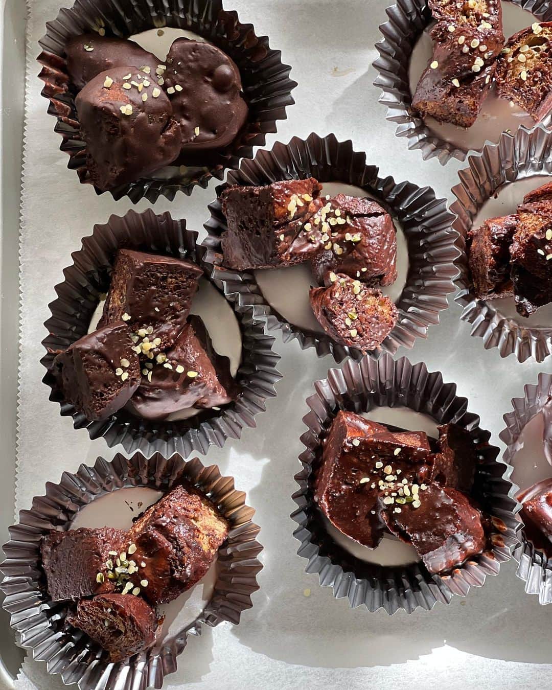 佐藤史果のインスタグラム：「色んな角度から。🫶🏻❤️✨ ・ ・ @cc_shiho_cc  しほさんRecipe.👩🏻‍🍳 #太らぬシリーズ の #太らぬチョコレート 💋 ♡ ・ ・ お仕事終わりに夜な夜な手作り。🤲🏻  簡単・身体に優しい・心もハッピー  ❣️   3つの素晴らしい要素が詰まった幸せSWEETS. 💝 💝 💝 ・ ・ 大切な人へなにかプレゼントをする時は、 少しでも手を加えて🤏🏻、 心を込めたいです。😊🌸 ・ ・ 今年も手作りHappy Valentine.🍫 #happyvalentine  #happyvalentinesday  #loveyourself  #lovelife  #fumikaskitchen  #fumikagatsukutta  太らぬチョコレートに浸しているものは @basefood_tokyo のチョコレートパン🥖！🤎」