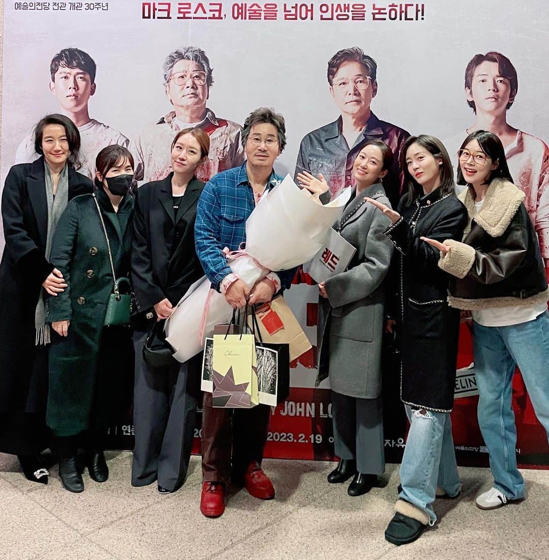 チョン・ヘビンのインスタグラム：「#연극레드 추상표현주의 화가 #마크로스코 의 이야기와 사상을 조색해 캔버스위가아닌 무대위에 그려낸  미술을 감상할 수 있었다 무대안에서 두 배우가 함께 각자의 레드로 새빨갛게 칠해나가는 대사들을 들으며 나는 어느쪽에 속해있는가를 생각하게 되었다  #유동근선생님 #연준석배우 너무 잘봤습니다 🥰   Ps. 함께한 애미님들과 피튀기는 육아노동자들의 수다도  #레드 였음 🤪」