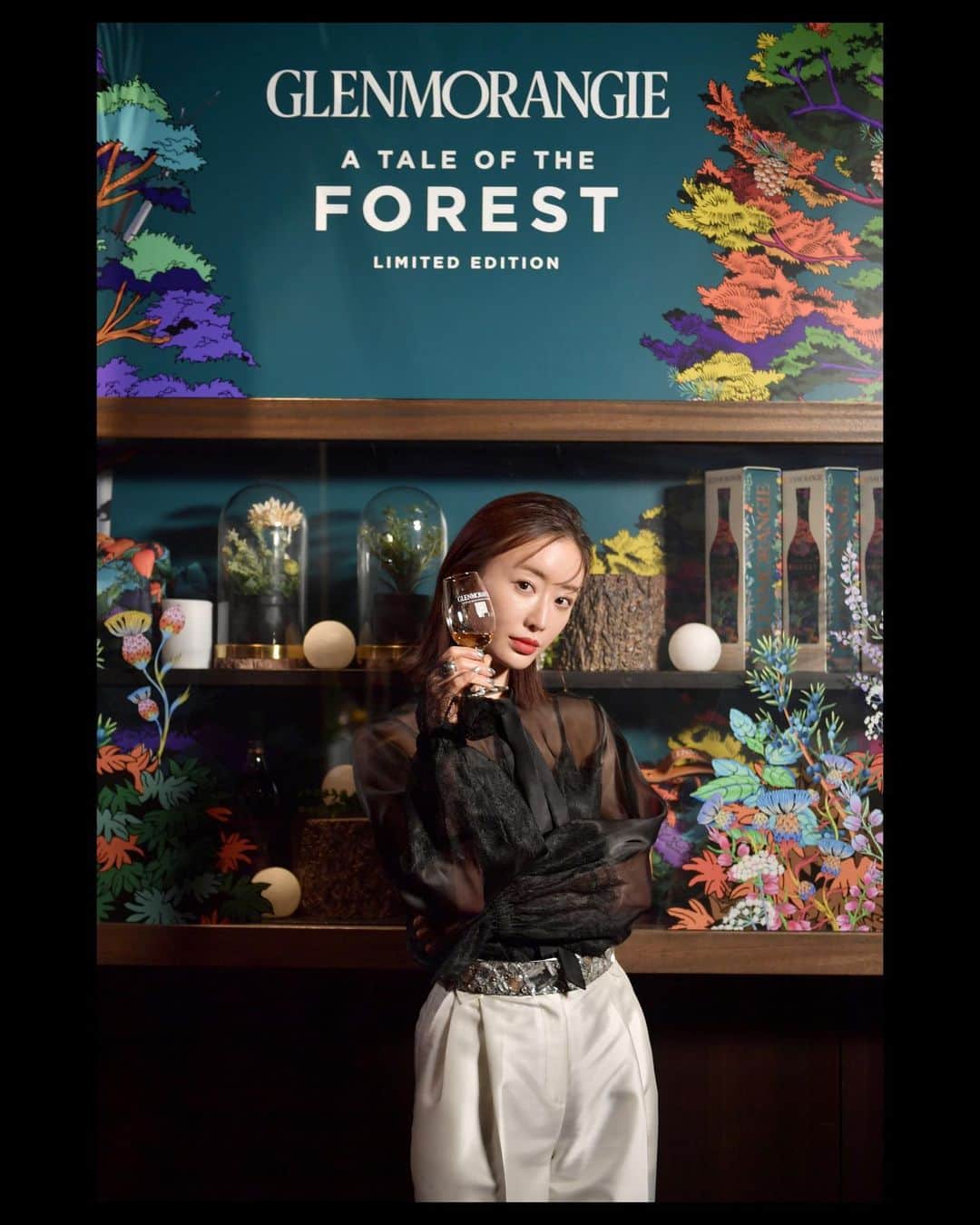 松本まりかのインスタグラム：「GLENMORANGIE “Tale of Forest”誕生🥃  スコットランドのウィスキーシングルモルトを銀座のバーで  足を踏み入れた瞬間からこのウイスキーの世界観そのもの そこでこの特別なウイスキーを嗜む スコットランドの森の中にトリップしたかのようでした  さて、今回新たに誕生した限定品 ”Tale of Forest(森の物語)” 青々とした、芳しいハーブのような香りアロマの「グレンモーレンジィ フォレスト」 は、グレンモーレンジィ初の、森のボタニカル植物を加えて焚き、乾燥させた大麦から造られるウ イスキー刻々と変化する自然の神秘にインスピレーションを受けて誕生した、美しいスコットラ ンドの森の香り、音、森林風景そのものを思い起こさせる味わいです  色とりどりの森の香り、味が口の中に広がりました 丁寧に時間をかけて作られたのをとても感じました✨  また、 タイのイラストレーター、ポム・チャンとコラボレーションし、このウイスキーの味わいを表現し デザインしたパッケージもとっても可愛い💕  ブランドアンバサダーのボブさんとのお話は、このウイスキーのいろはを知れるとってもいい時間でした  そして清崎 雄二郎さんの作るオリジナルカクテルの美味しいこと！ ウィスキー好きの皆さま是非足を運んでみてくださいね♡  2 月 15 日~3 月 31日　Bar LIBRE GINZA    #glenmorangie #グレンモーレンジィ」