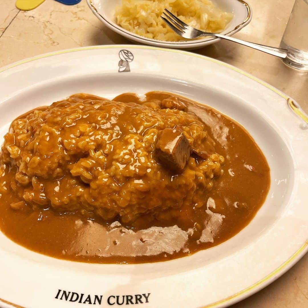 渡辺祐のインスタグラム：「東京駅丸の内「インデアンカレー」ミーの辞書にない「大盛り」というワードをオンリー使う店かもしれない。 #ルー大盛り #ピクルス大盛り」