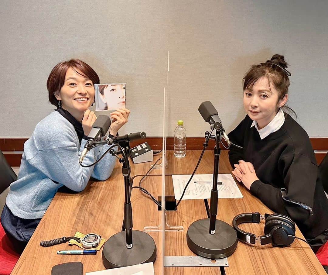 住吉美紀のインスタグラム：「「好きは無条件である」と #斉藤由貴 さんにお会いする度に自覚する。 中学時代から変わらぬ好きな人だが、 私の中の気持ちは勝手に歴史を紡ぎ、 「共に時代を生きる、愛しく大切な方」 「元気に笑顔で輝いていてほしい方」へと 思いの形は少しずつ変化してきた。  だから、ラジオスタジオで30分弱、 今の由貴さんの仕事や生活の悲喜交々を目の前で伺えるなんて、 ただただ無条件に幸福感溢れる時間だ。  今回は、 ご長女 #水嶋凛 さんとの「母娘」の関係が、 水嶋さんが女優という同じ職業を選んだことにより、 違う形に発展してきているという話がとても印象的だった。 甘えられない長女…わかるなあ。 そこに、大人になって共通言語ができると、 またコミュニケーションが活発になる。 由貴さんの誠実なお話しぶりに、気持ちが温かくなった。  そして、 いま #呪術廻戦 #五条悟 のシールやフィギュアを愛用中の話。 これは息子さんとの共通の話題で、息子さんに笑われるらしい。 スマホを見せてくださろうとインタビュー中 カバンの中をガサガサ探してくださったのだが、 「あ、車に忘れた〜」とかわいすぎる由貴さん。 そしてお優しくて、翌日わざわざ 「これです」って写真を送ってくださった。 確かにこれは息子さん笑うであろう。 チャーミングな由貴さん。  あ〜、この人を好きでよかった。 スタッフに「斉藤さん素敵な方だね」と言われ、 「でしょー。」と鼻の穴膨らむ。 私が膨らますことでもないのに笑。 好きの時間を積んできた自分がちょっと誇らしいのは許して。  #BlueOcean #何もかも変わるとしても 再リリース 放送は #radiko のタイムフリーで来週月曜日までお聴きいただけます。」