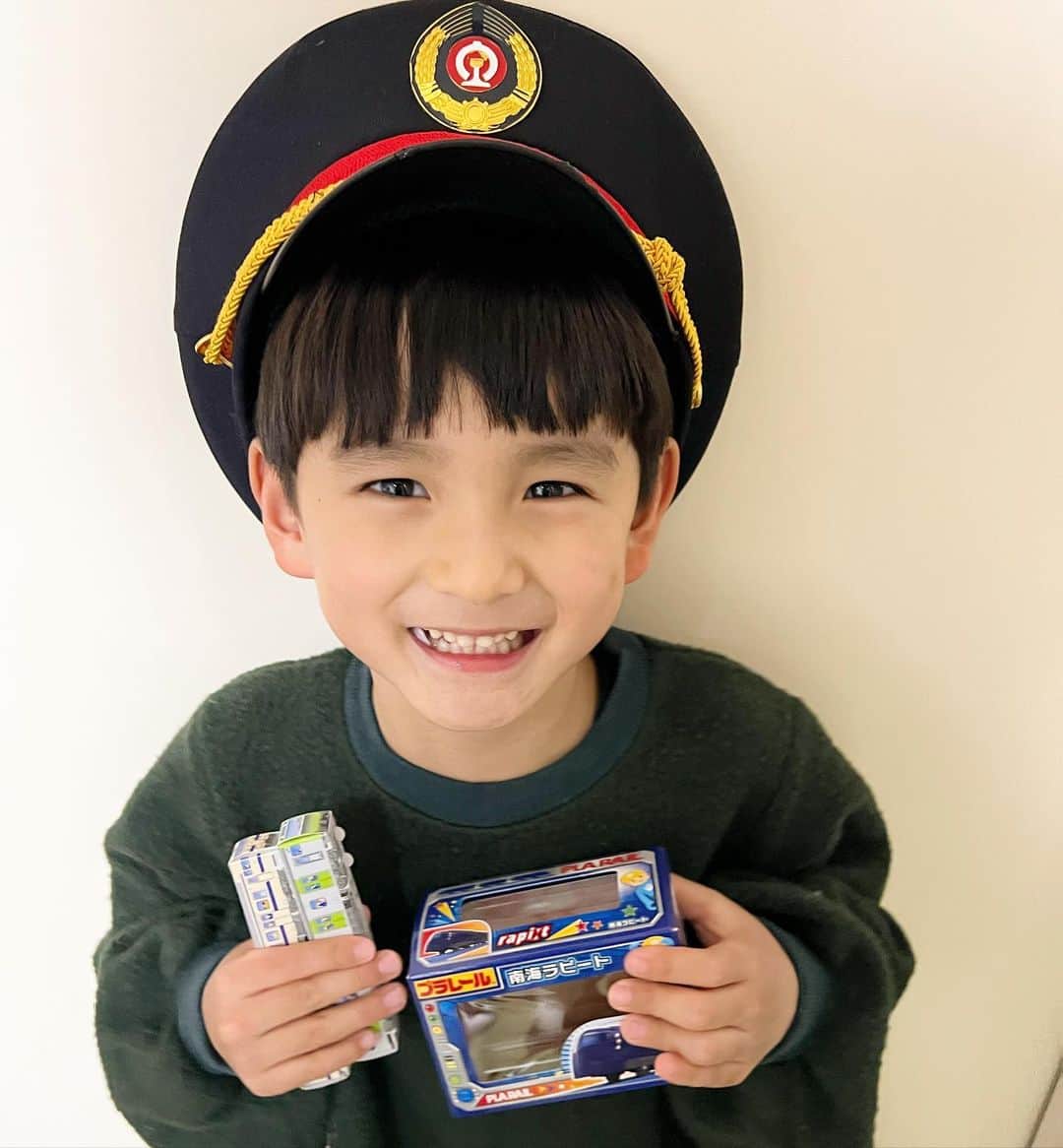 のインスタグラム：「今日はメリーバレンタインでした💝 最近また鉄道に戻ってきた星太郎に 母からは恒例のプラレールチョコ🚃❣️ 今年も山手線なかったのでラピートだけど 気づけば三年連続ラピートあげてる😳💦 更に有難いことにあね2から大量の鉄道チョコが届いて山手線と国鉄を見つけ喜んでました…🙌サンキューあね2🥹💖」