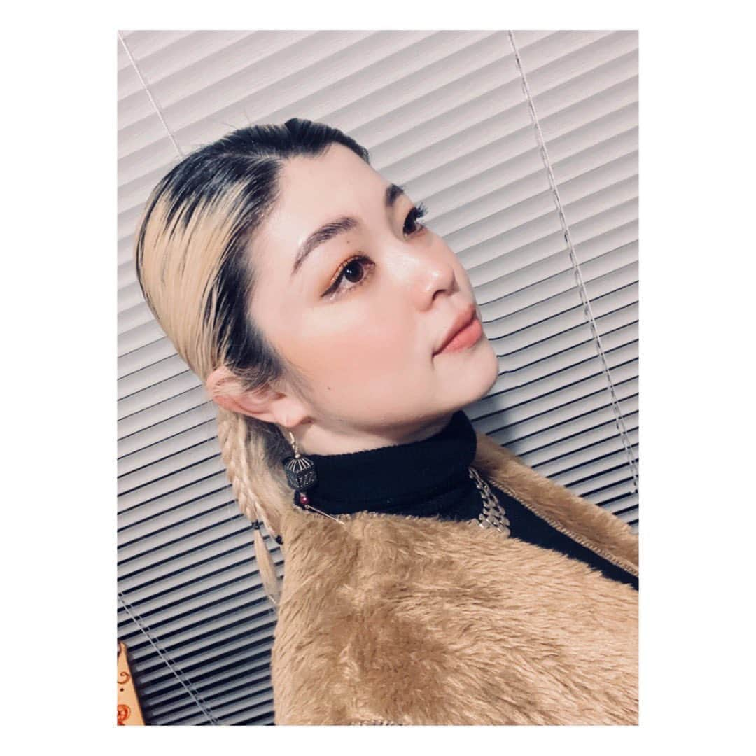 iCasのインスタグラム：「今日のヘアセットとっても素敵にしていただきました🧡💛🧡  全部三つ編みしないのオシャレやな〜 自分でもやれるようになりたい 後ろに目が欲しい  自撮りしてませんよ感頑張って出してるのジワる  #folklore  #ハレアコ9 #三つ編みアレンジ」