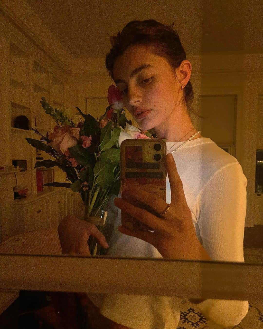 ダイアナ・シルバーズさんのインスタグラム写真 - (ダイアナ・シルバーズInstagram)「New city, new flowers 🌷 Thank you @cledepeaubeaute for the beautiful housewarming bouquet   PS:  Shoutout to this Lipstick in Power Mauve 12 for making me look cute after driving a U-Haul all day long🥲  #CPBcollective」2月15日 0時34分 - dianasilverss