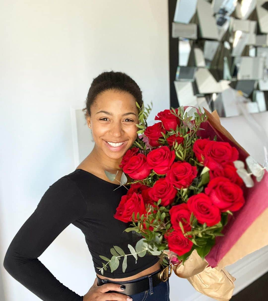 ジェニファー・アビルさんのインスタグラム写真 - (ジェニファー・アビルInstagram)「Je suis une femme comblée d’amour par mes Valentins 🌹♥️ 🌹Joyeuse Saint-Valentin à tous 🌹 . . #saintvalentin #valentines #valentineday #love #flowers #roses #happymama #momofboy #loveofmylife」2月15日 0時49分 - jennabel91