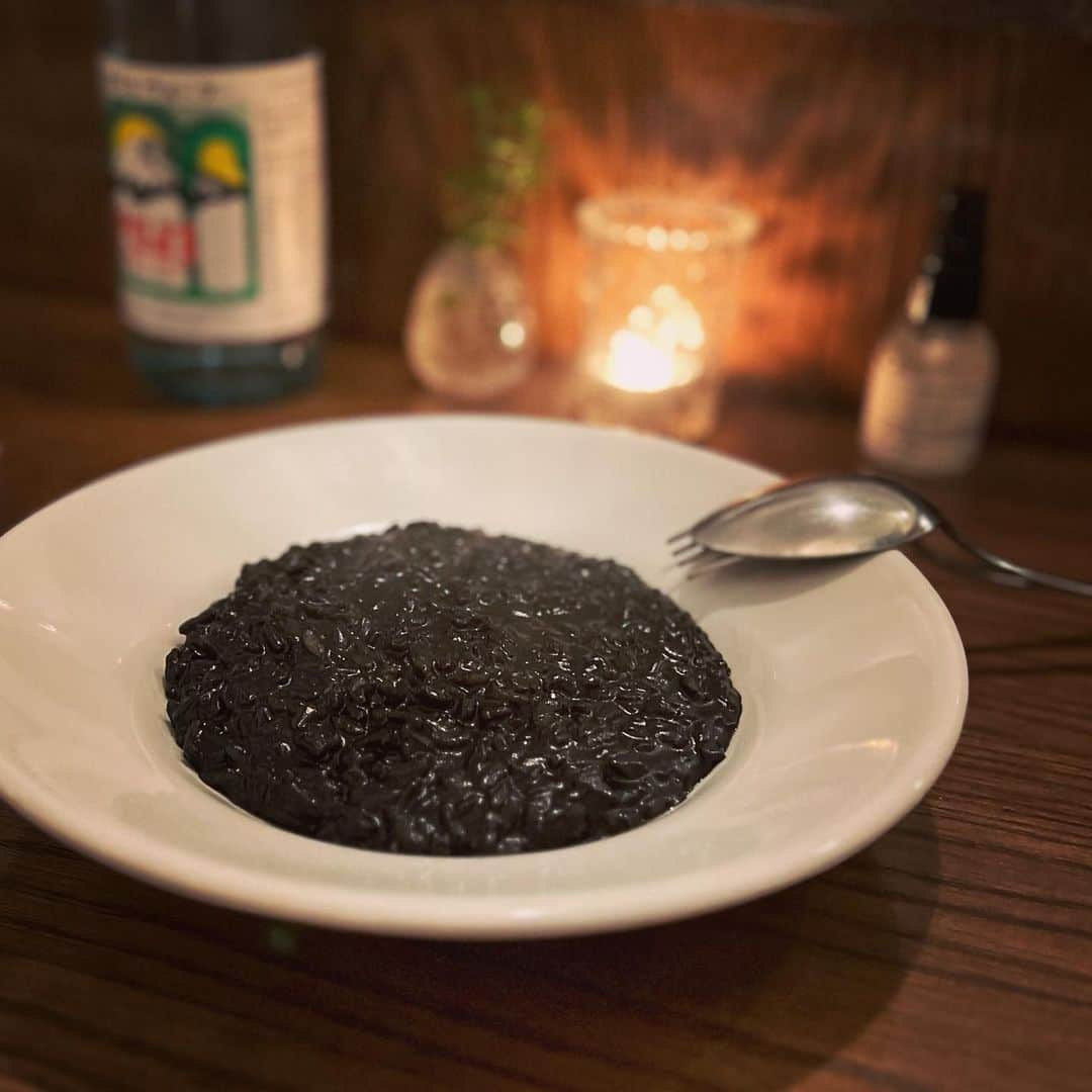 高橋リタのインスタグラム：「チョコじゃなくてイカ墨で。 Happy Valentine's Day❤️」