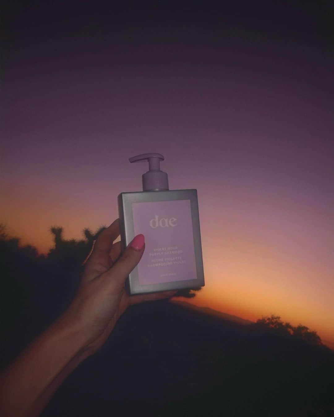 Amber Fillerup Clarkのインスタグラム：「Golden Hour 🤝 Violet Hour. The first purple shampoo to smell and work like a dream .. coming soon 🤭」