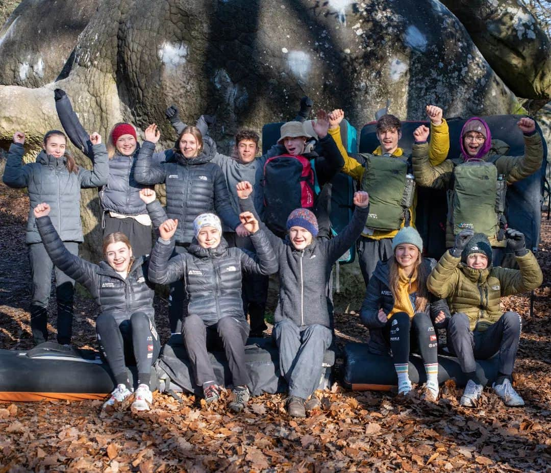 カタリーナ・ザーヴァインのインスタグラム：「Back home from a great and fun training camp with the @austriaclimbing youth team 🇦🇹🙌.  Fontainebleau treated us well with a week full of sun, great climbing and the typical mantle action😀💪  📸 @tobias_lanzanasto  #fontainebleau #france #climbing #bouldering #outdoorbouldering」