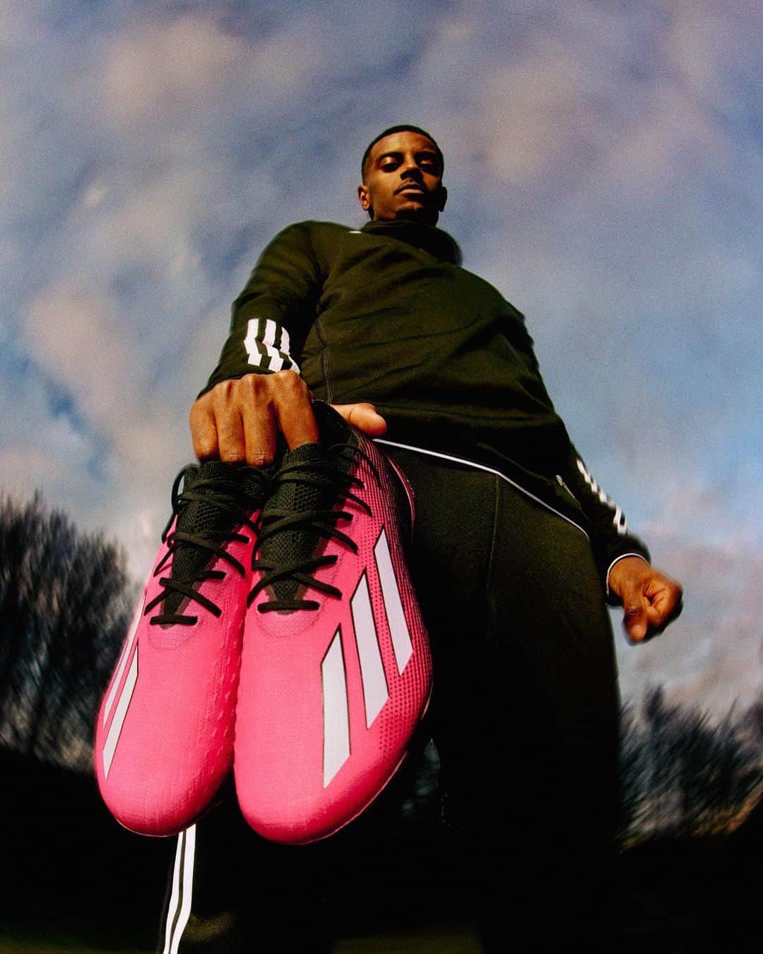 アレクサンデル・イサクのインスタグラム：「💯% Speed @adidasfootball #XSpeedportal」