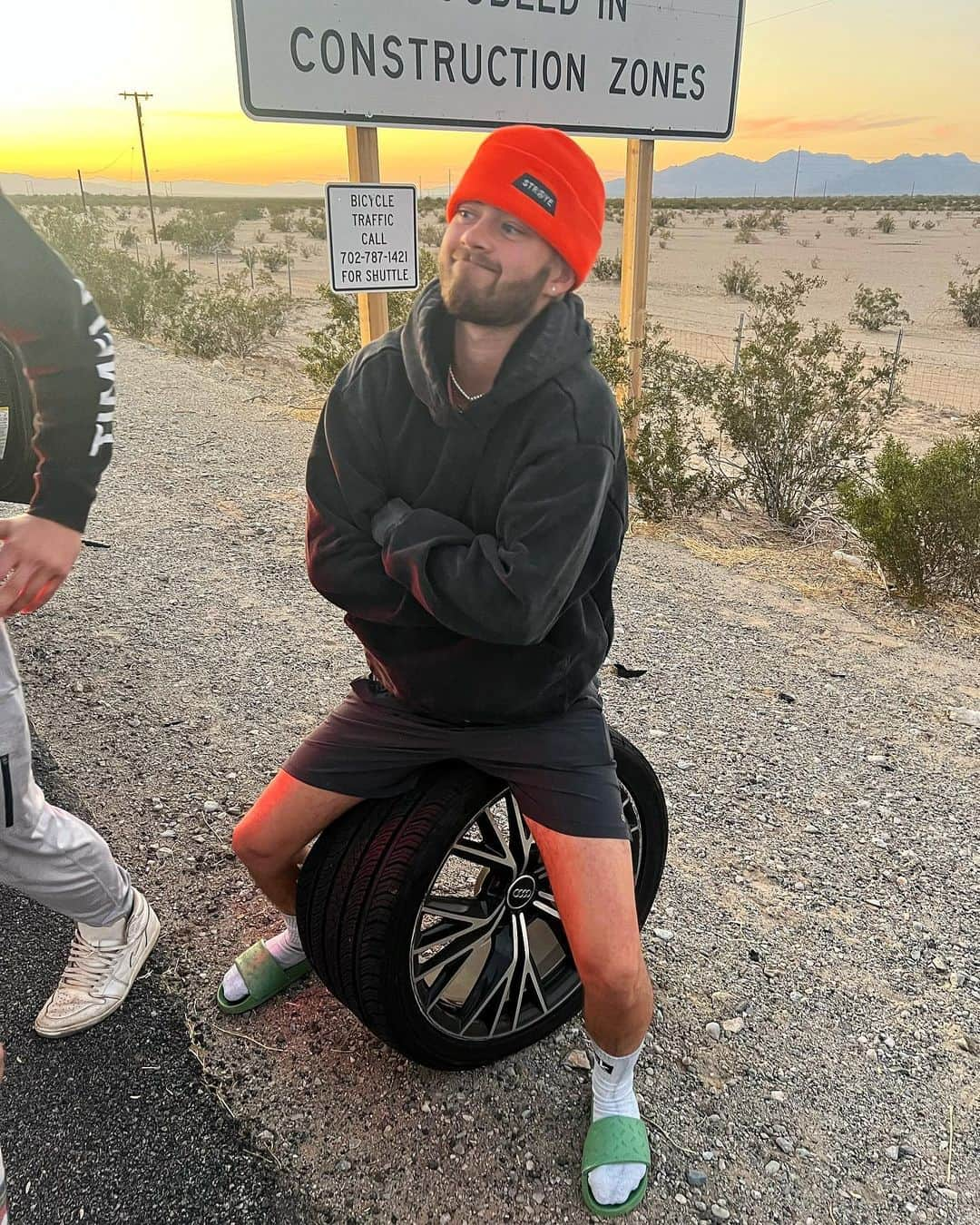 ジャック・ジョンソンのインスタグラム：「Middle of the open road… spare tire can only go 70 miles per expert recommendation. Pushed it to Indio, CA about 80 miles down the road with 4 dudes, a full trunk, and a busted tire in the backseat. Had to book AirBnB for the night. Currently waiting for several different tire shops in Coachella valley to hunt down my specific ass tire size. All of this after 5 straight days of drinking/minimal sleep in Scottsdale. Yesterday may have cut 5 years off of my life via stress 😂 go eagles we will see you next year 🦅」