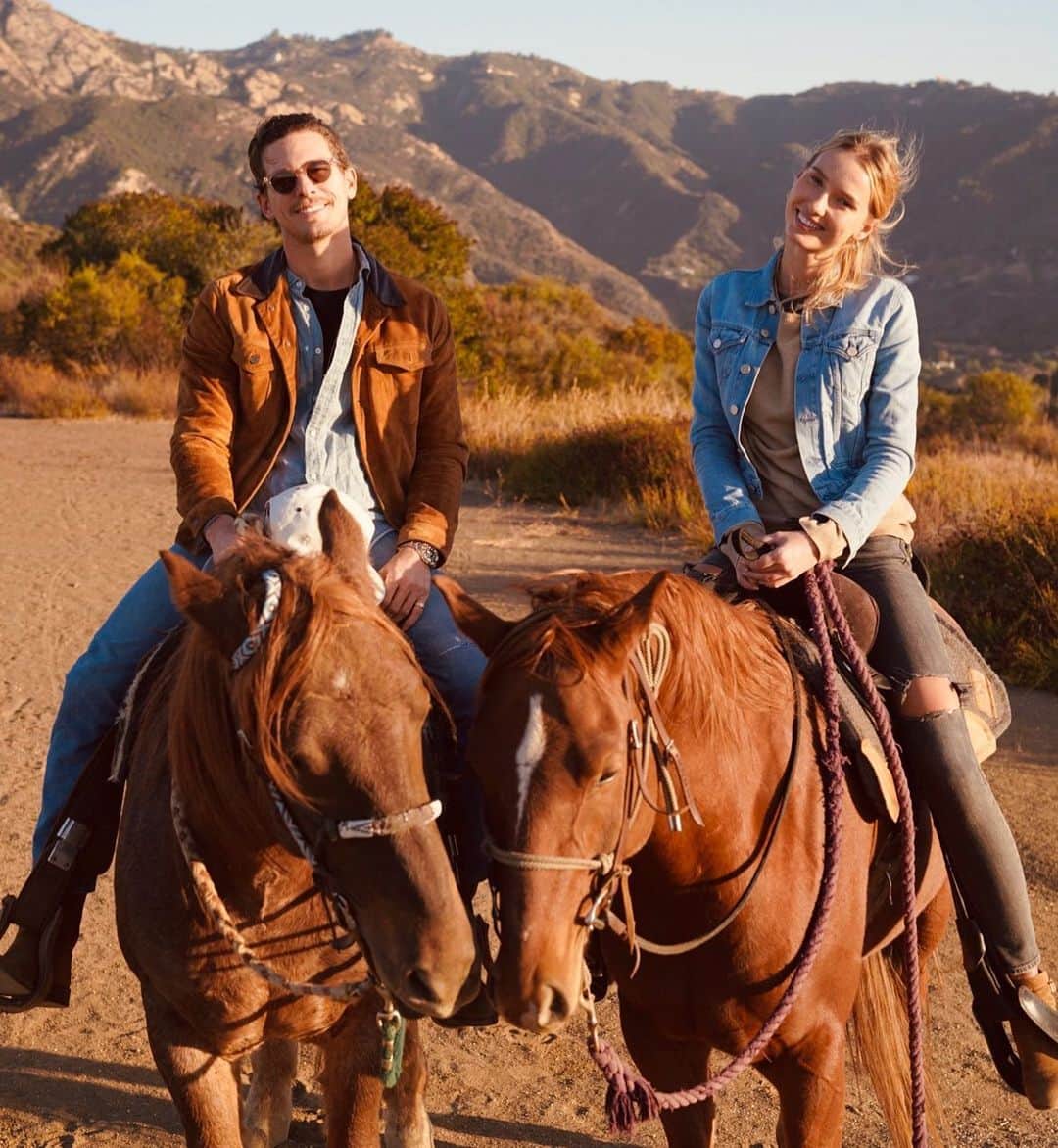アダム・センのインスタグラム：「Find yourself someone who will Brokeback mountain with you. 🐴🐴 Happy Valentine’s ❤️   #horse #horseback #malibu」
