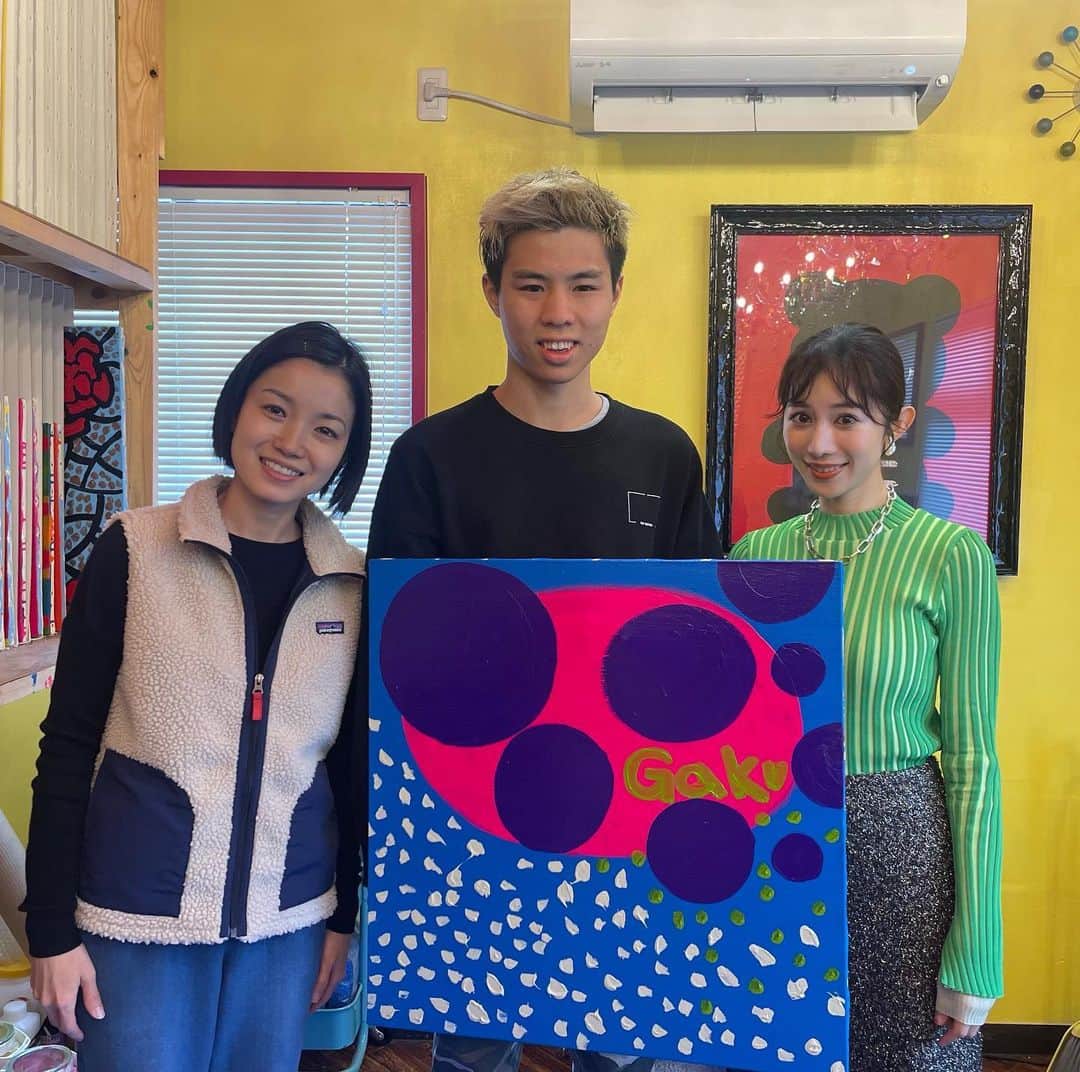 のインスタグラム：「アーティストGAKUさんのアトリエ取材✍️  絵を観る時って つい解説文を読んで頭で考えようとしてしまうけど  GAKUさんの絵は純粋に「絵って楽しい‼️」を感じさせてくれるわくわくが溢れてて、とってもユニークだった。  知的障害を伴う重度の自閉症のGAKUさんが アーティスト活動を始めたのは16歳。  22歳の今、レスポやボディショップなど 有名ブランドとのコラボも果たす大活躍ぶり。  人の可能性って無限大なんだなって 勇気もでてくる。  詳しくは、ダイバーシティニュースの 後半トークの中でご紹介しようと思います👀✨  うん、とっても良き時間☺️  一一一一一一一一一一一一一一一一一 #取材#インタビュー#interview  #アーティスト#GAKU#アート #アートのある生活  #アートのある暮らし  #art#artist」