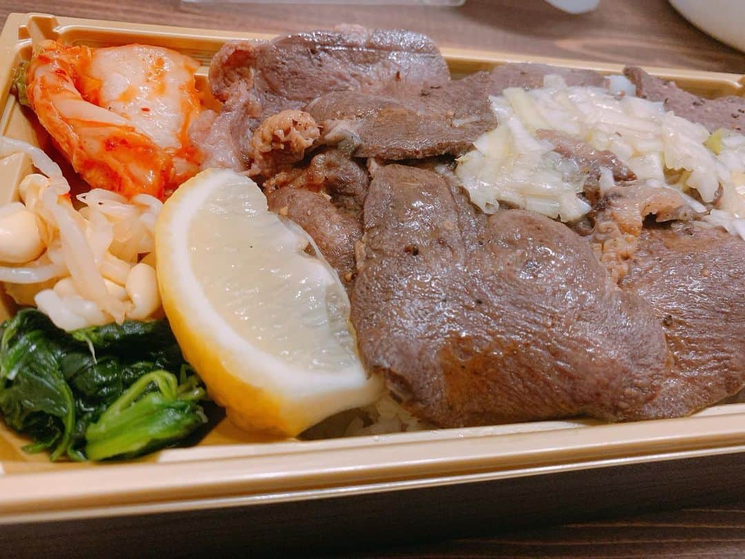 戸田めぐみのインスタグラム：「相坂とゲーム配信！（まさかの5時間w） そして今からご飯。 私は焼肉弁当にしました。 相坂はつけ麺でした。  #焼肉 #タン塩 #タン塩大好き」