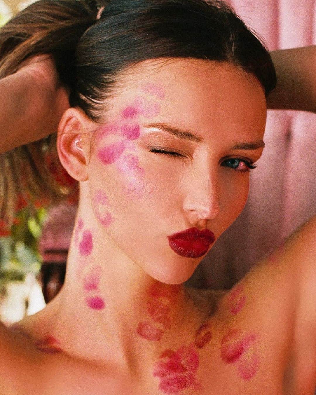 レイチェル・クックのインスタグラム：「💋kiss💋by @stateofrachel ❤️」