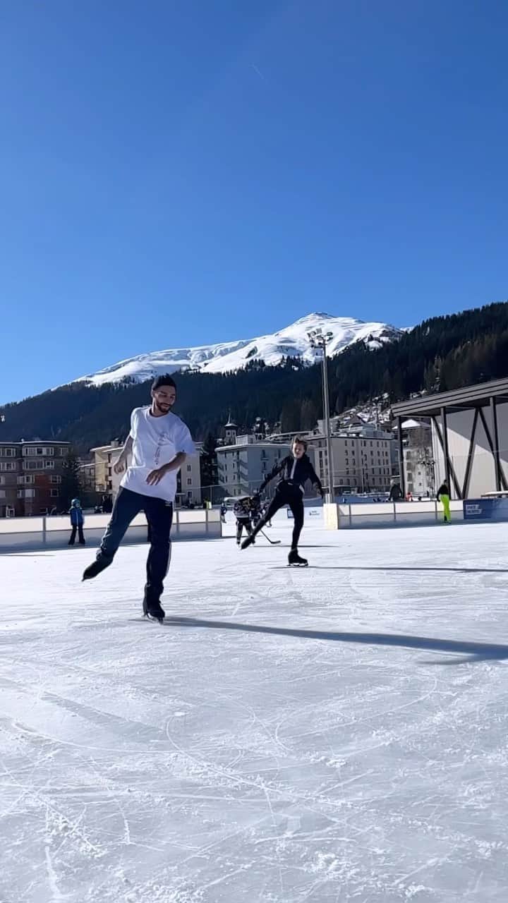 イヴァン・リギーニのインスタグラム：「With @ilia_quadg0d_malinin 🤘🏼😎🌪 Textbook + Musicality + Nature✨🏔☀️  Good luck at worlds man 💪🏽 and thanks to the best camera man @ericradford85 🙏🏼  @artonicemagic   #iliamalinin #reels #videoreel #musically #ivanrighini #artonice2023 #nature #reeloftheday #viral  #patinadores #pattinaggio #patinajeartistico #patinageartistique #pattinaggioartistico #patinajesobrehielo #iceskater #iceskating #iceskate #figureskater #figureskating #фигурноекатание #figureskaters #フィギュアスケート #awesome #amazing #letsgo」