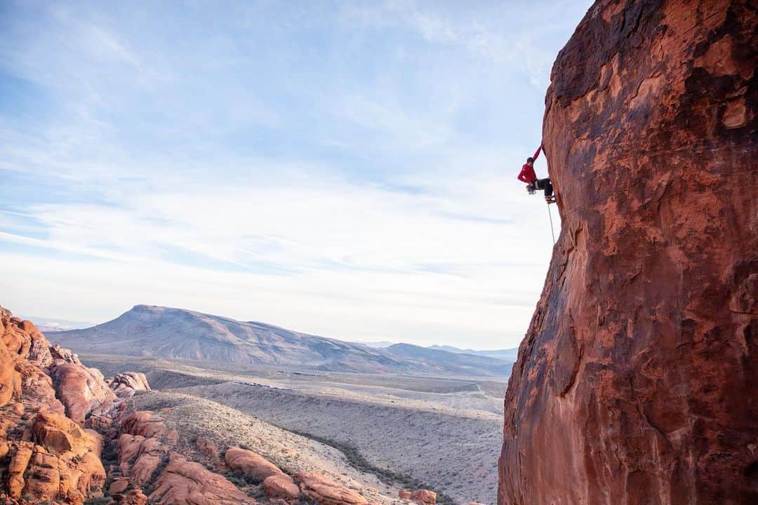 アレックス・オノルドのインスタグラム：「Some pictures from a fun day of sport climbing in Red Rock earlier this winter. At the end of a family climbing day I snuck over to the Arena with @katydberg and @tylerwillcutt to try two routes that the guide book called open projects - we did the left one at 5.12c-ish but we couldn’t do the crux moves on the right one. Probably low 5.14. Definitely doable by the right person but too much for a quick end of the day visit. But always fun to try something new.  Thanks for the photos, @katydberg, and the belay, @tylerwillcutt.」
