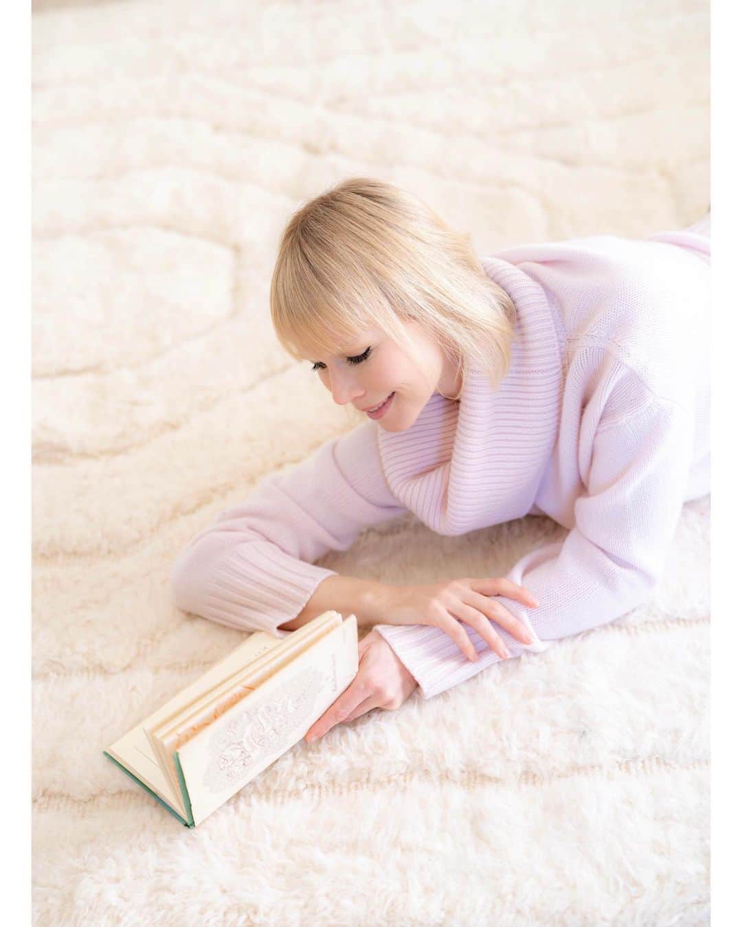 エリン フェザーストンのインスタグラム：「Nothing like cozying up with a good book. I’m currently obsessed with this vintage white Berber rug which I got from @saffronandpoe , one of my favorite home stores! Happy Valentine’s Day everyone! 📷 @elizabethmessina」