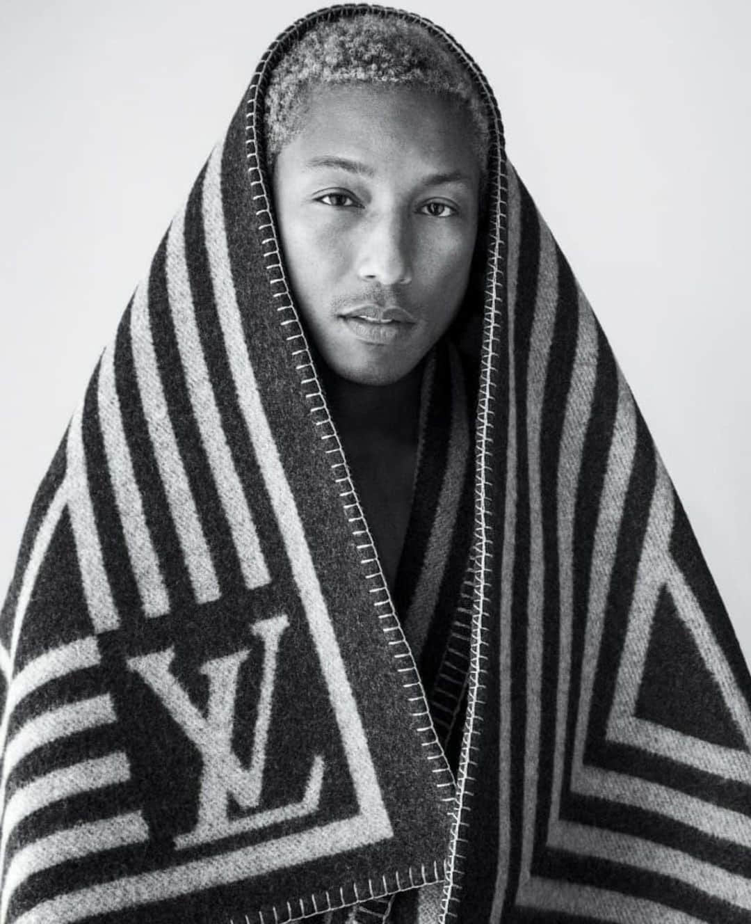 ファレル・ウィリアムスのインスタグラム：「Louis Vuitton is delighted to welcome Pharrell Williams as its new Men’s Creative Director. His first collection for Louis Vuitton will be revealed next June during Men's Fashion Week in Paris.  Pharrell Williams is a visionary whose creative universes expand from music to art, and to fashion – establishing himself as a cultural global icon over the past twenty years. The way in which he breaks boundaries across the various worlds he explores, aligns with Louis Vuitton’s status as a Cultural Maison, reinforcing its values of innovation, pioneer spirit, and entrepreneurship.   “I am glad to welcome Pharrell back home, after our collaborations in 2004 and 2008 for Louis Vuitton, as our new Men’s Creative Director. His creative vision beyond fashion will undoubtedly lead Louis Vuitton towards a new and very exciting chapter.” – Pietro Beccari, Louis Vuitton’s Chairman and CEO.  #LouisVuitton #PharrellWilliams」