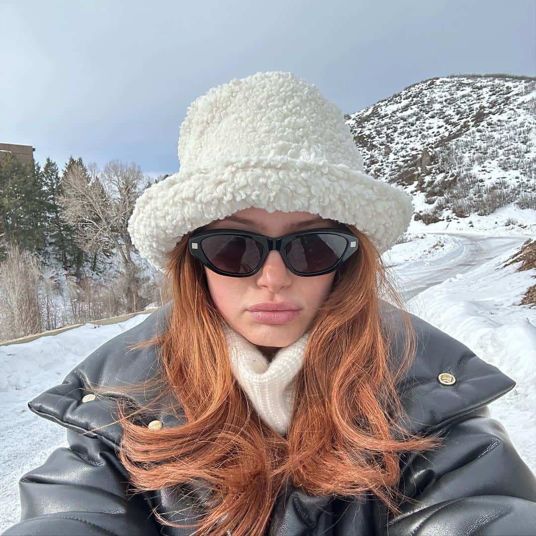 マデライン・ペッチのインスタグラム：「can’t take me anywhere」