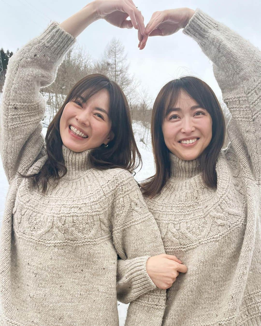 安座間美優のインスタグラム：「🧶🧶🧶 早紀ちゃんとニット被り🫶笑 このニット本当に暖かいので、雪山には絶対これだ☃️ と思って着て行ったら、早紀ちゃんも着てた！ らふ♡らぶ♡  #みゅうfashion#みゅう旅#岩手旅行#安比」