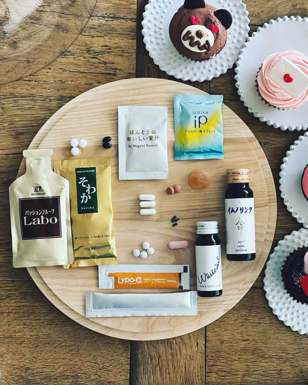 神崎恵のインスタグラム：「💊 毎日健やかに頑張るために選んでいるものと、美容を助けるもの。 鉄や亜鉛、ビタミンなどのサプリもバランスを見ながら取り入れていますが、 今回は、疲れをケアしながら、美容をサポートするものを並べました。　  こうして並べると、全てを毎日使ったり飲んだり食べたりしていると思われるかもしれませんが、 全てがそうではありません。 必要なときに、必要なものを。選択しています。  ①ほんとうにおいしい青汁  ②SOFINA iP  クロロゲン酸タブレット  ③イムノリンク  ④ホワイトショット  インナーロック リキッドIXS  ⑤Lypo-C  リポ カプセルビタミンC  ⑥TAKAKOスタイル  the Fiber Jelly  ⑦JOVY  そわか  ⑧森永  パッションフルーツLabo  ⑨トランシーノ  ホワイトCプレミアム  ⑩ASTALIFT  ホワイトシールド  ⑪TAKAKOスタイル  the CBD Rebalance  ⑫TAKAKOスタイル  the Protect & Grow  ⑬TAKAKOスタイル  NMN30000サプリメント  ⑭ティーエフケイ  三寿  ⑮TAKAKOスタイル  the Diet pill  ⑯COSME DECORTE  ホワイトロジスト オーバーナイト インナー プラス　  中でも今一番実感できているの松倉のNMN。 NMN (ニコチンアミド・モノ・ヌクレオチド)は、今世界中の研究者が注目している細胞を内側から活性化させる次世代アンチエイジング成分。 美容への効果も期待できるものだけれど、わたしはなにより 疲れにくくなっなぁ、朝の目覚めが軽やかになったなぁ。よく眠れるようになったなぁ。集中力があがったなぁ。 といった具合に、毎日生きやすくなったのを感じています。 そのほかにも、小さな粒の酵素も、リポcもかかせません。 食事前に摂るファイバー、会食の前に飲むダイエットピルも程よく取り入れています。 クロロゲン酸タブレット(血流改善)パッションフルーツラボ(肌のうるおいと脂肪消費)CBDグミは、美味しいから食べるのが楽しみ。 毎日飲んでいる腸活青汁は、飲み心地もよくて、いつでも飲めるようにポーチに入れています。  #神恵インナービューティ」