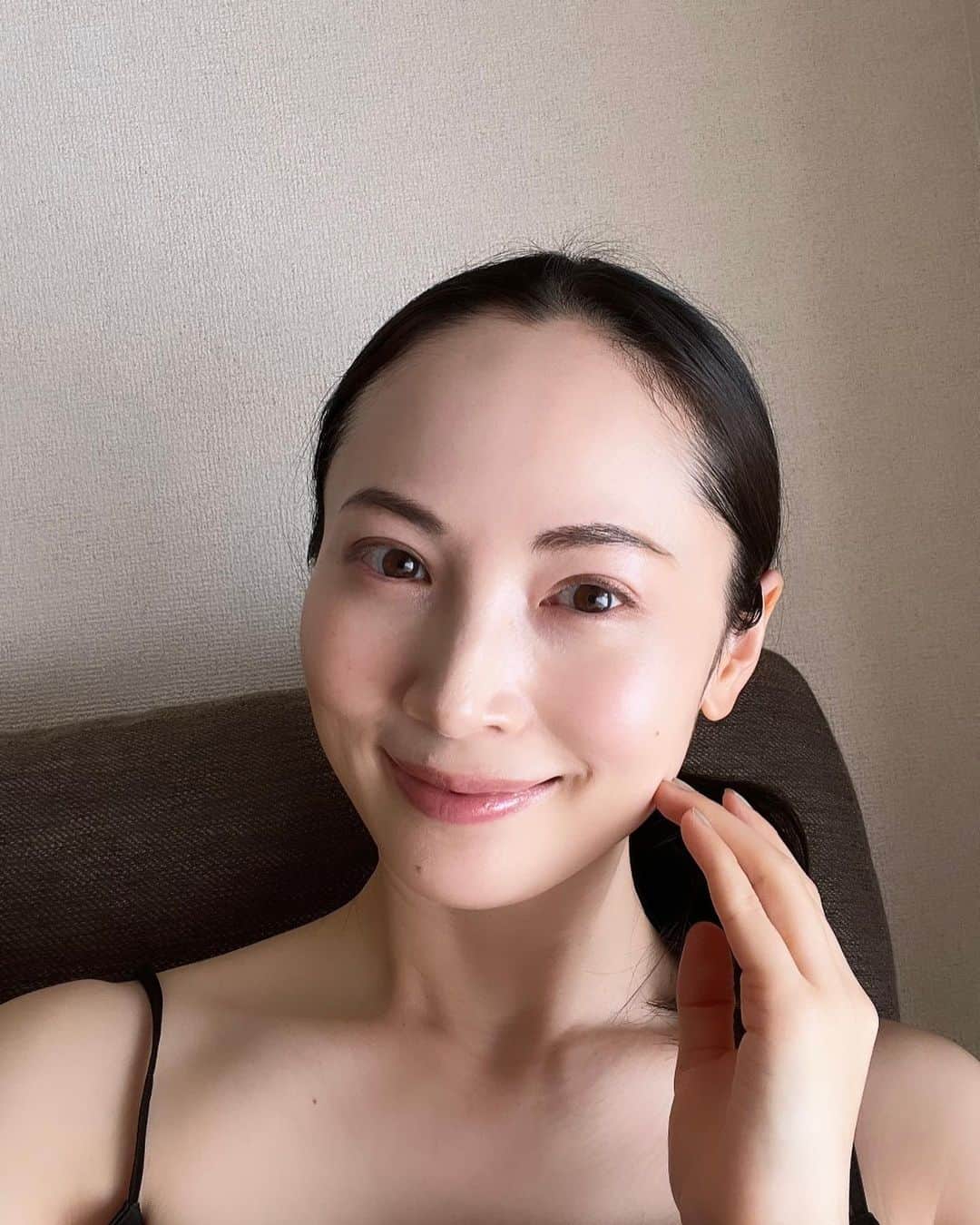 のインスタグラム：「アイシャドウも👀 シャネル🌹 @chanel.beauty のレキャトルオンブル  #ツイード02  どの色も発色がナチュラルなのでデイリーで使っています🥰💓  #chanel #eyeshadows #eyemakeup #ツイード #透明感カラー #ナチュラルメイク  #アイメイク」