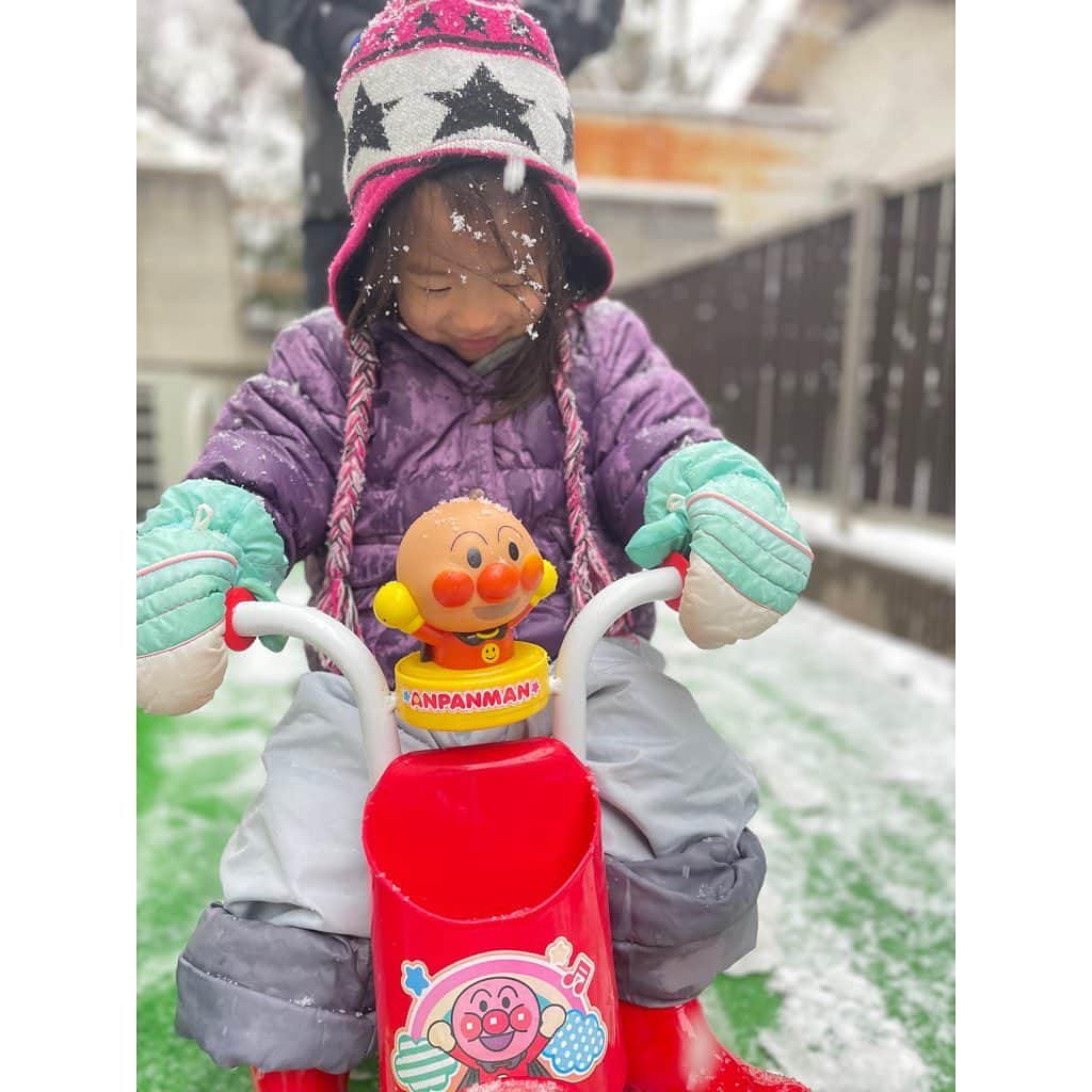 山田真以さんのインスタグラム写真 - (山田真以Instagram)「#はじめての雪 先週の大雪☃️❄️ 姪っ子たちにもらったスキーウェアが大活躍👏 雪を見て うわぁ〜！😳😳って何度も言ってた🥹🤍 #雪#雪だるま#雪あそび#はじめての雪遊び#☃️」2月15日 13時08分 - maaai.yamada