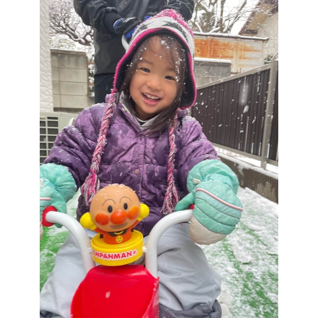 山田真以のインスタグラム：「#はじめての雪 先週の大雪☃️❄️ 姪っ子たちにもらったスキーウェアが大活躍👏 雪を見て うわぁ〜！😳😳って何度も言ってた🥹🤍 #雪#雪だるま#雪あそび#はじめての雪遊び#☃️」