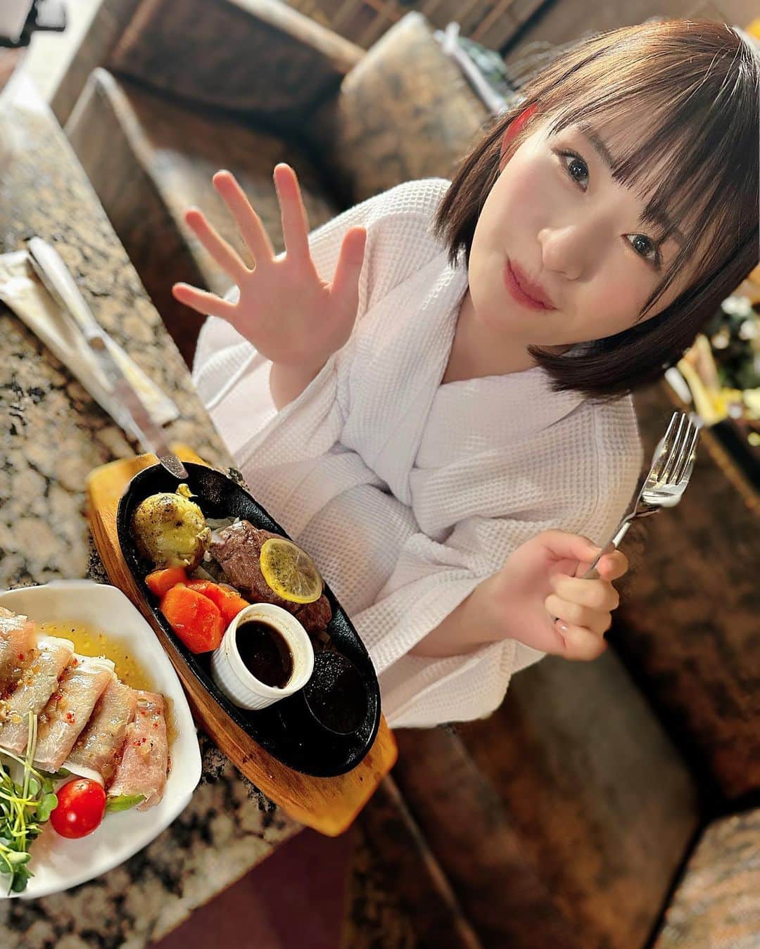 宮島めいさんのインスタグラム写真 - (宮島めいInstagram)「こないだ撮影で食べたご飯美味しかったな〜🍖  昨日ご飯もりもり食べてたらフードファイター？って言われちゃったけど😂  いっぱい食べるきみが好き〜でしょ？😈💗 #ラブホ #どこのか #当てられたらすごい」2月15日 13時09分 - miyajima_mei