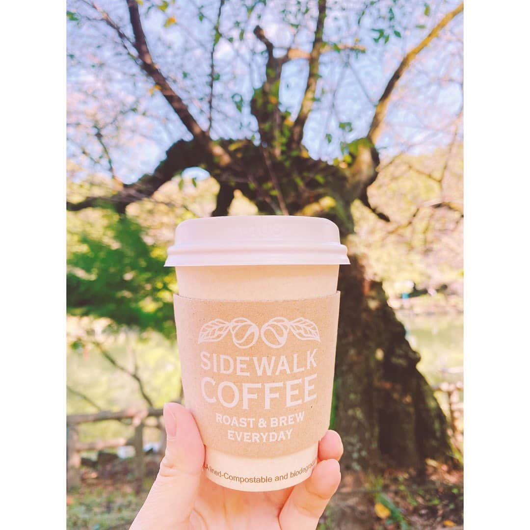 堀友理子さんのインスタグラム写真 - (堀友理子Instagram)「美味しい珈琲とパンがあれば幸せ☕️🥐  #次女昼寝中に 趣味の#小説を書く」2月15日 13時17分 - horiyurisanpo