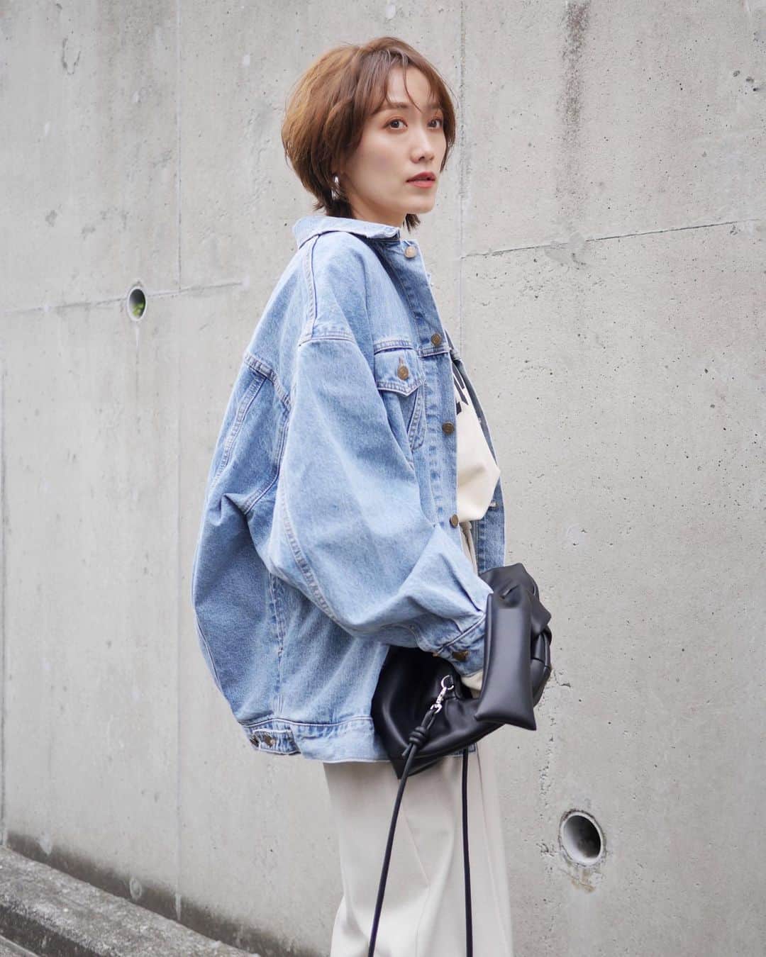 のインスタグラム：「オーバーサイズのデニムジャケット @ungrid_official   袖や裾のポワンと丸みのあるシルエットが可愛いー♡  以前持っていた他のとこのオーバーサイズのデニムジャケット（グレー）は重くて手放しちゃったんだけど、これは着たら全然気にならないです✨  デニムならではの厚みとコシはありつつ、洗いをかけて柔らかく仕上げてあるので着心地良しです◎  @ungrid_staffsnap  #ungrid #ungridコーデ  #ungriddenim  #ビッグシルエットデニムジャケット #デニムジャケット #春コーデ #pr」
