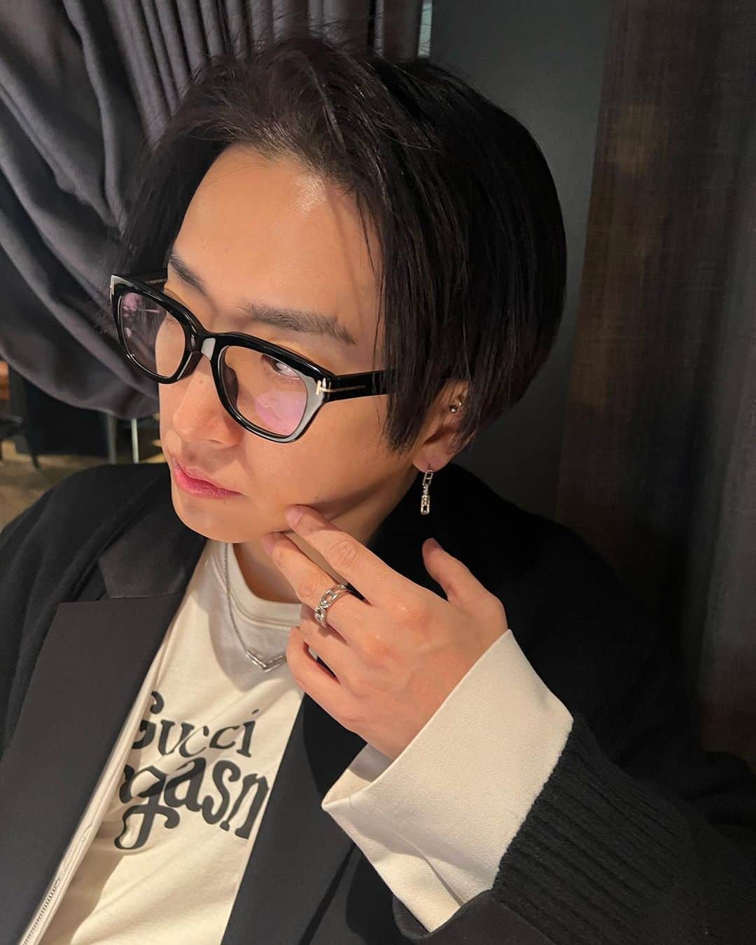 のインスタグラム：「受注期間も残り3日です！🤘🤘🤘 一つ一つのボリューム感もいろんなコーディネートに合わせやすいアイテムになってます！ まだの人は是非サイトをチェックしてみてね🤘🤘🤘  明希×Velvet Lounge コラボアクセサリー第5弾発売決定！  ご購入特典として商品お渡し会 or オンライントーク会へご招待！  ●受注期間 2/17(金) 23:59まで  詳細・購入はコチラ sid-aki.shop  ▼IMAGE MOVIE youtu.be/5a91UBh6quE  ▼INTERVIEW MOVIE youtu.be/K77jz0K5mCg  #sid #明希 #シド #AKi #accessory #明鏡」