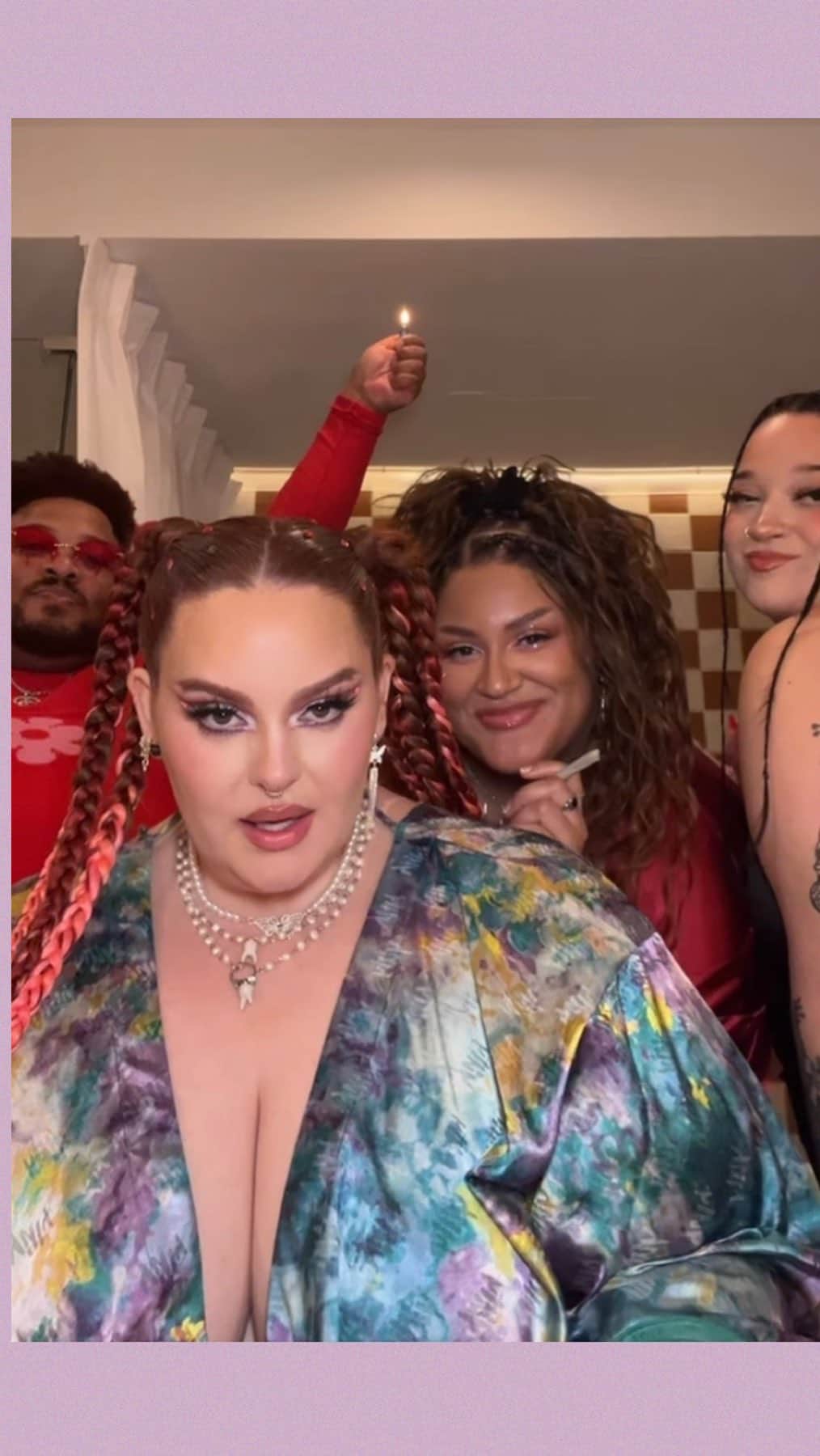 テス・ホリデーのインスタグラム：「After the party is the after party! 💘💅🏻💘 Hope your Valentine’s were as hot as mine! @dexrated @rainbowchatman @isthiszena   #valentines2023 #valentinesday2023 #galentinesday #beyoncerenaissance #thique」