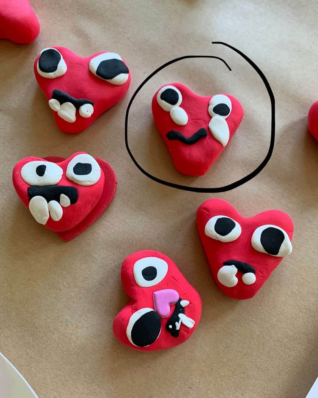 プリシラ・アーンのインスタグラム：「My 4 year old made these as Valentines gifts for today.  The one circled is crying.  He says it’s because this one got smacked in the face by another heart.  It was hilarious to me at the time.  But then out of nowhere today, I felt like I got smacked in the face, by my own heart.  After dropping him off at preschool I got in my car and started weeping.  It totally caught me by surprise.  I realized I hadn’t cried in a while, which is not normal for me.  I’ve been trying to keep it all together, keep the vibe calm and supportive, at home, out in the world.  Husband working in and out of town, sick kids, pink eyes, occasional drama-rama happening around me/towards me, trauma in the news, trauma with loved ones, anxiety about career, guilt about being an asshole mom sometimes, and some recent focused pressure on my self as a person.  Sometimes I gotta let those tears fall.  My heart cracked open and it felt like it bled out today.  Like, all the toxic stuff.  So, happy Valentine’s Day to the kids and their candies and sweethearts, to the lovers old and new, to the lonely hearts, the broken hearts, and the hearts got smacked in the face today.  It’s ok to cry about it.」
