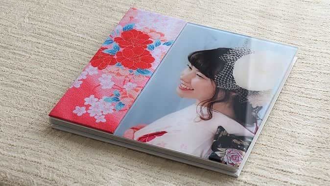 富士フイルム for フォトグラファーさんのインスタグラム写真 - (富士フイルム for フォトグラファーInstagram)「📸 ＼新製品ご紹介／ ～ちりめんアクリルアルバム25S～  大人気のちりめん生地とクリアで美しいアクリルを合わせた、 とっておきの表紙です✨ ちりめん部分はお客様のきもの柄でお気に入り部分を、 アクリル部分は立ち姿などをクリアに鮮明に表現し、 晴れの日の楽しい思い出をそのまま記録します✍  ちりめん素材の立体感ある質感と アクリルの持つクリアーな対比をお楽しみいただけます♪	  大きすぎず小さすぎない、 ちょうどいい25cmのスクエアサイズです💡 ---------------------------------------------------- 各種お問い合わせやサンプルご希望の方は、当アカウント(@fujifilm_imaging_jp)のホーム画面からオフィシャルサイトにお進みください🔻 ご連絡お待ちしております😊🌈  #富士フイルム #デザインアルバム」2月15日 13時55分 - fujifilm_imaging_jp