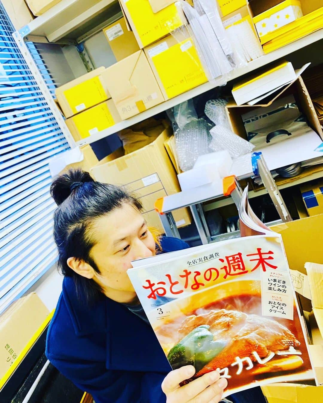 磯部寛之のインスタグラム：「おとなの週末3月号、本日発売。神楽坂良い店多すぎて一度じゃ無理。また行きてー。酔滴のラダー今月もお楽しみください。ひろ #alexandros #おとなの週末 #酔滴のラダー」