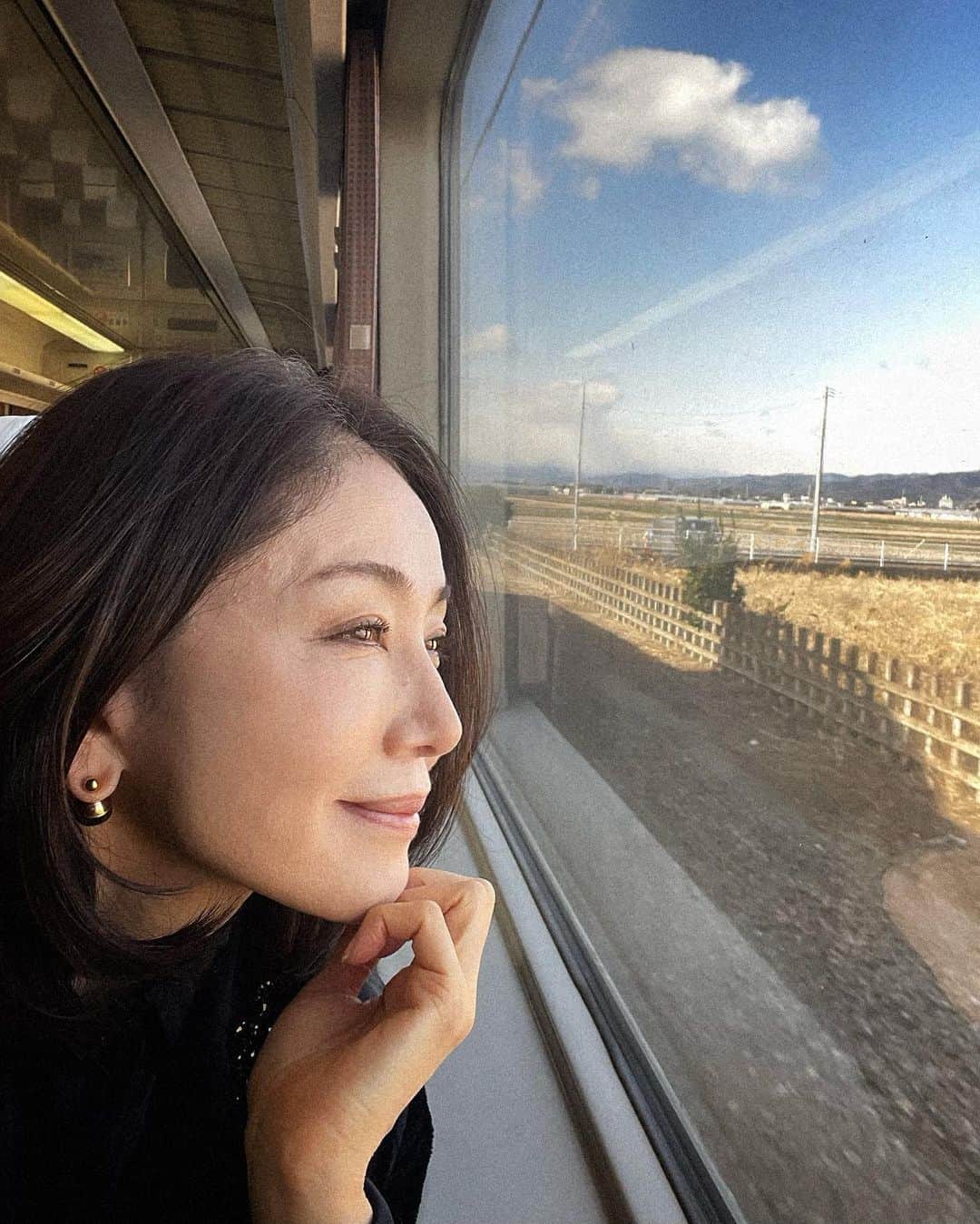 坂村かおるのインスタグラム：「久しぶりの特急りょうもう号車窓にて‥ ・ 今日は、お化粧品会社のイベントのお誘いがあり、都内へ。 ・ 行ってきます。 ・ ・  いつも「いいね！」を頂きありがとうございます！ 皆さんのコメントに元気を貰っています😊  #クィーンオブ美魔女 #team美魔女 #美ST #坂村かおる #トータルビューティーアドバイザー #美しく老いる #バランス #美容 #コスメ #ファッション #今日のコーデ #トータルバランス #お洒落な人と繋がりたい #コスメ好きな人と繋がりたい #美意識高い人と繋がりたい #美魔女 #美魔女が変わる #アップデートしてる人と繋がりたい #自分らしくアップデート #車窓 #特急りょうもう」