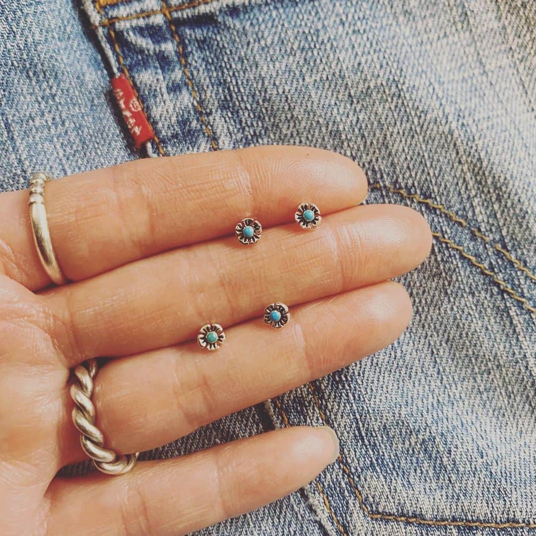 the_thebonz20のインスタグラム：「silver925 素材のミニフラワーピアスが入荷しました💠  リンクのストアよりご購入いただけます💁‍♀️ @thebonz20」
