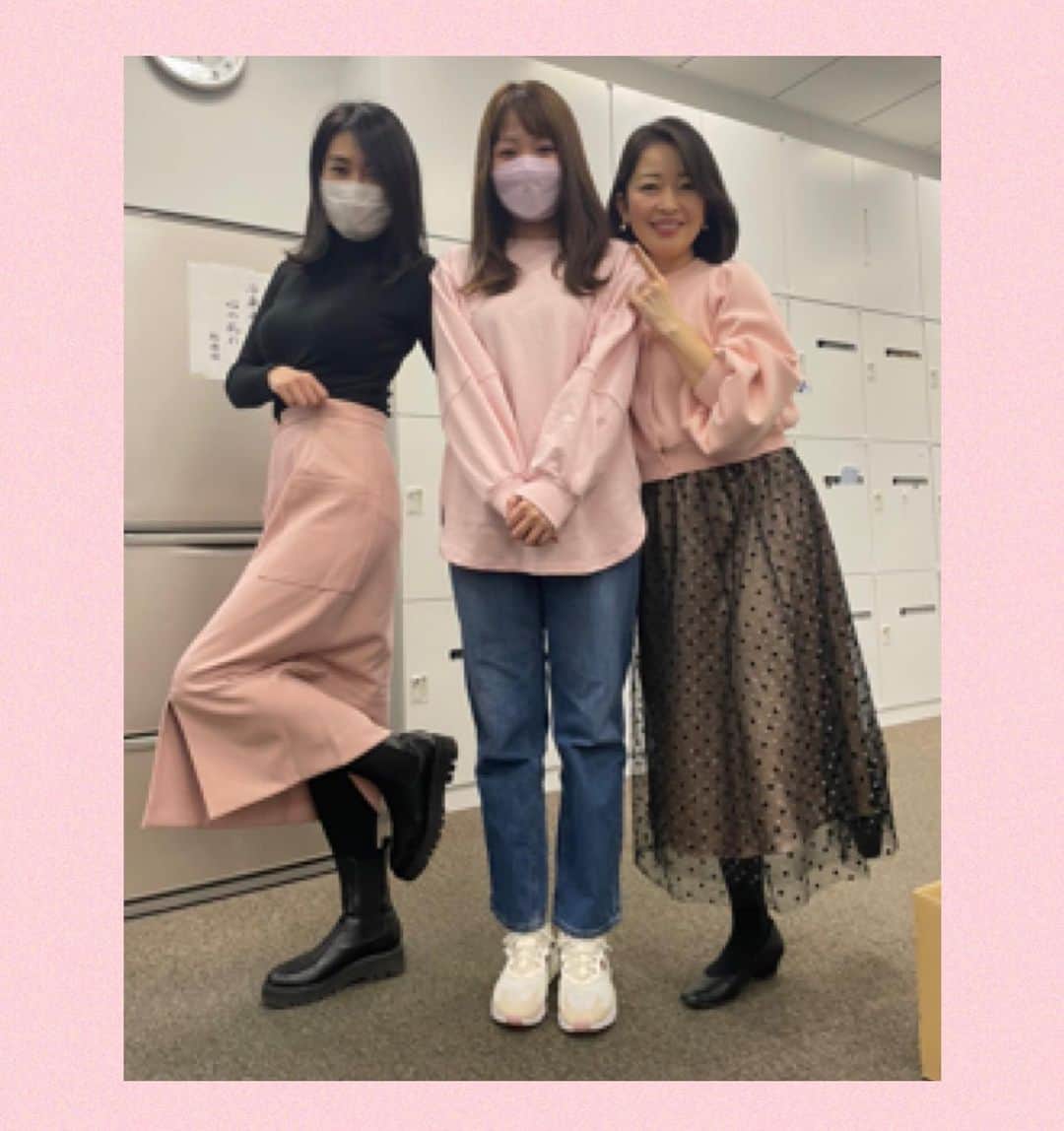 水原恵理のインスタグラム：「最近ピンク好きの冨ちゃん。 「今日もピンクだね〜」が挨拶の言葉になりつつありましたが、この日はピンク水原を見つけて冨ちゃんが奇声をあげながら近づいてきました。  ピンク好きの冨ちゃんと、珍しピンクの松丸と私」