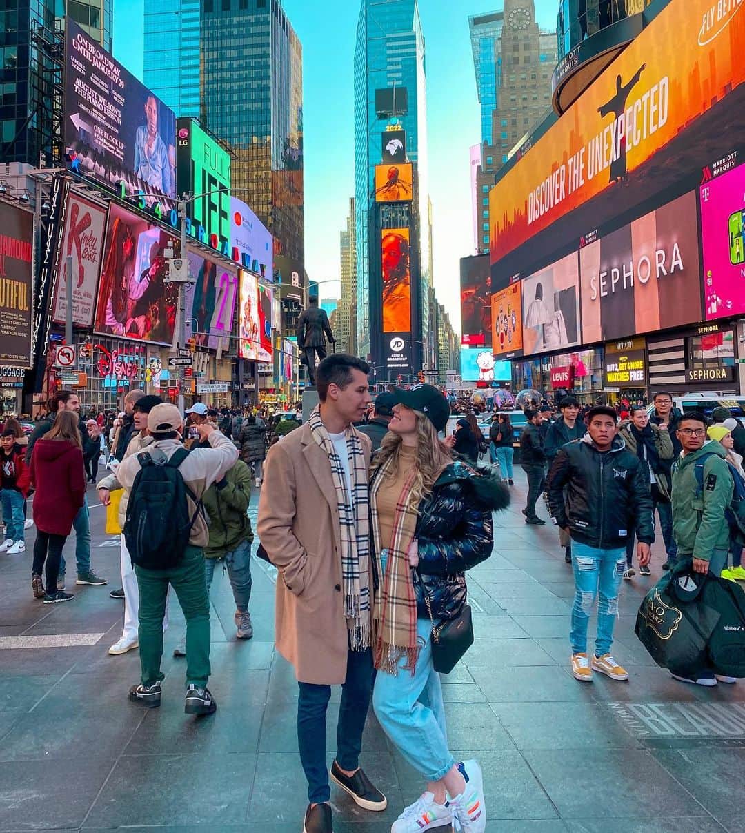 ナターリア・ガウジオのインスタグラム：「Happy Valentines day!! I love you forever!! 10 anos de muitas histórias e companheirismo… Que venham muitos outros anos juntinhos!! 🥰👫✨🗽🙏🏻🇺🇸❤️ #bae #bettertogether #baby #love #couple #newyork #happiness」